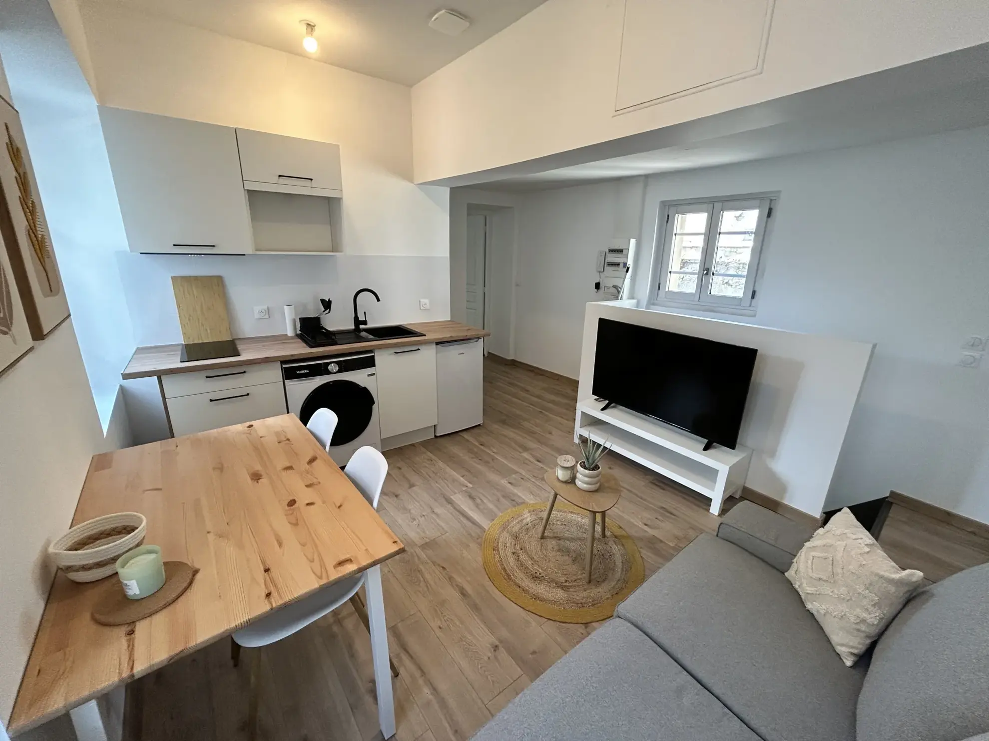 Immeuble de rapport rénové à Labruguière avec 3 appartements meublés et rendement locatif optimal 