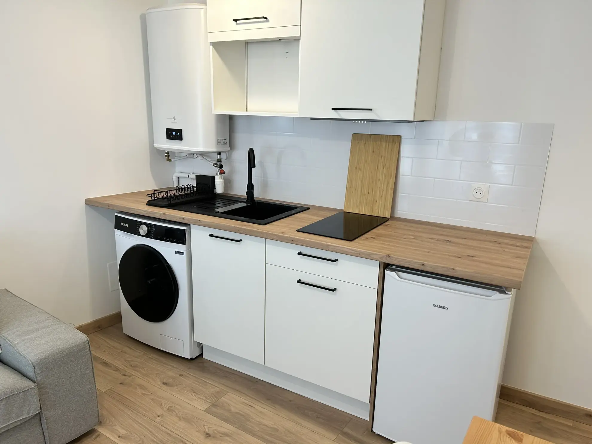 Immeuble de rapport rénové à Labruguière avec 3 appartements meublés et rendement locatif optimal 