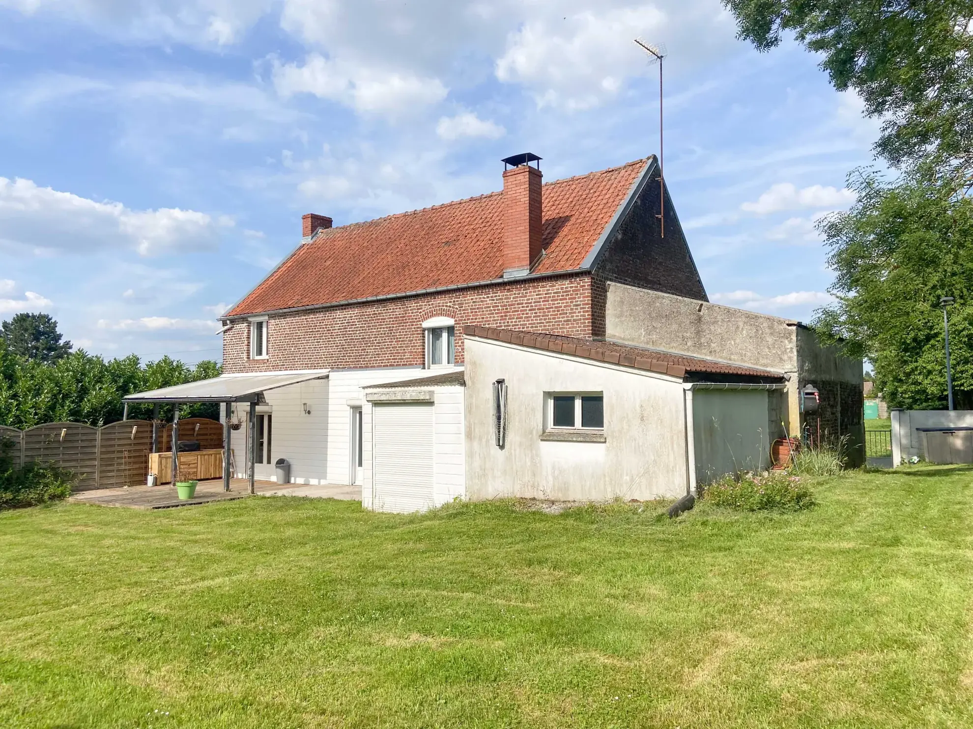 Maison individuelle en brique à Jeumont avec terrasse et terrain arboré