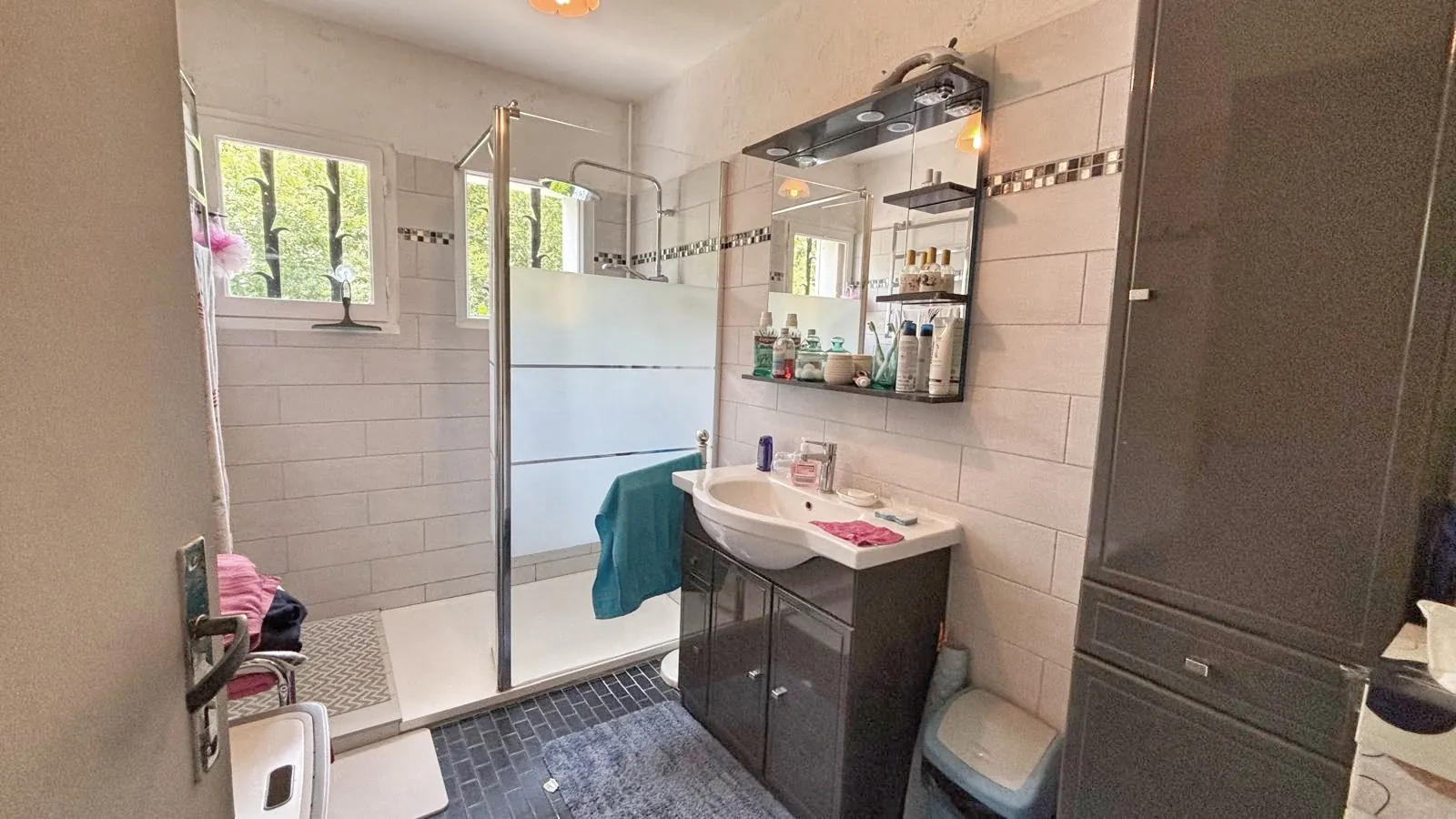 Maison traditionnelle de 112 m² avec hangar de 170 m² et grand terrain à Bajamont 