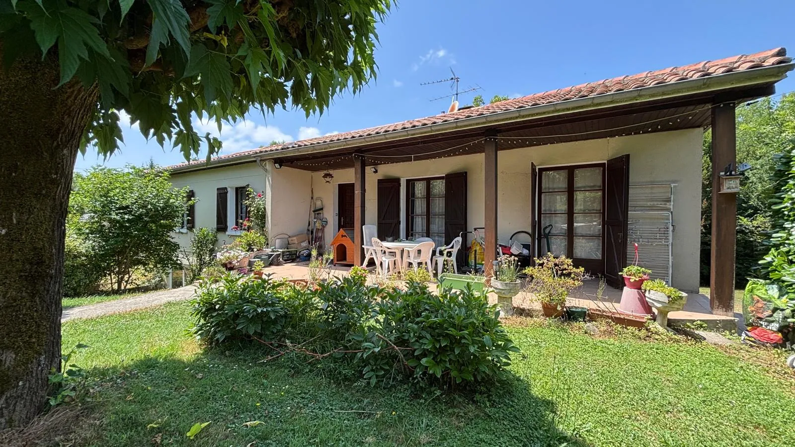 Maison traditionnelle de 112 m² avec hangar de 170 m² et grand terrain à Bajamont