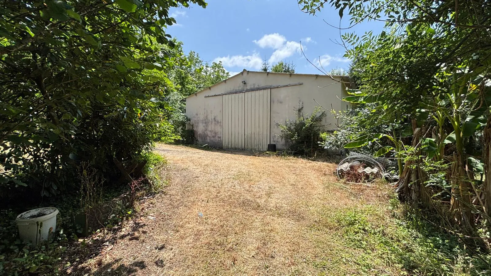 Maison traditionnelle de 112 m² avec hangar de 170 m² et grand terrain à Bajamont 