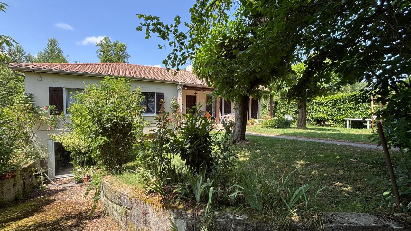 Maison traditionnelle de 112 m² avec hangar de 170 m² et grand terrain à Bajamont 