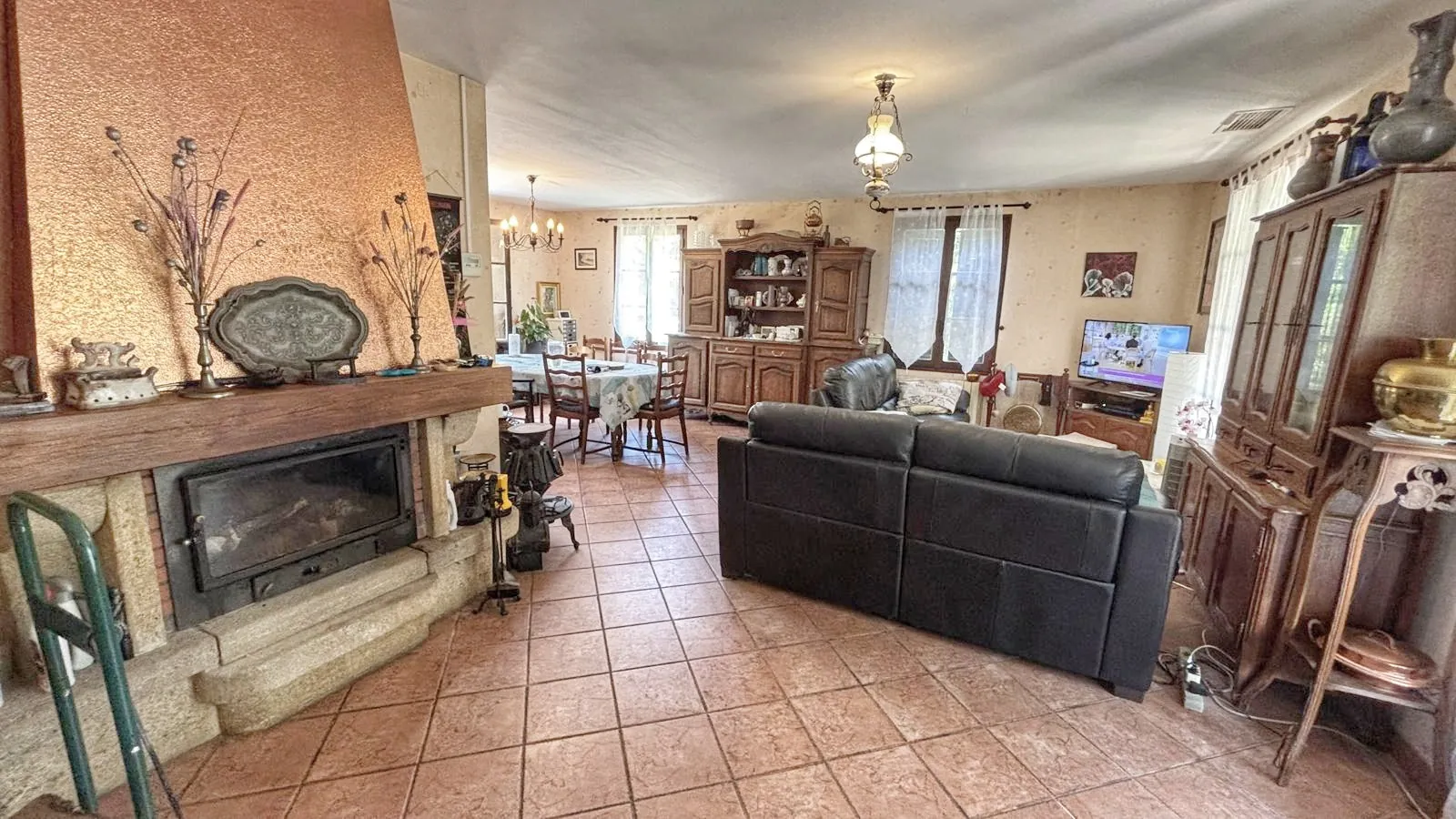 Maison traditionnelle de 112 m² avec hangar de 170 m² et grand terrain à Bajamont 