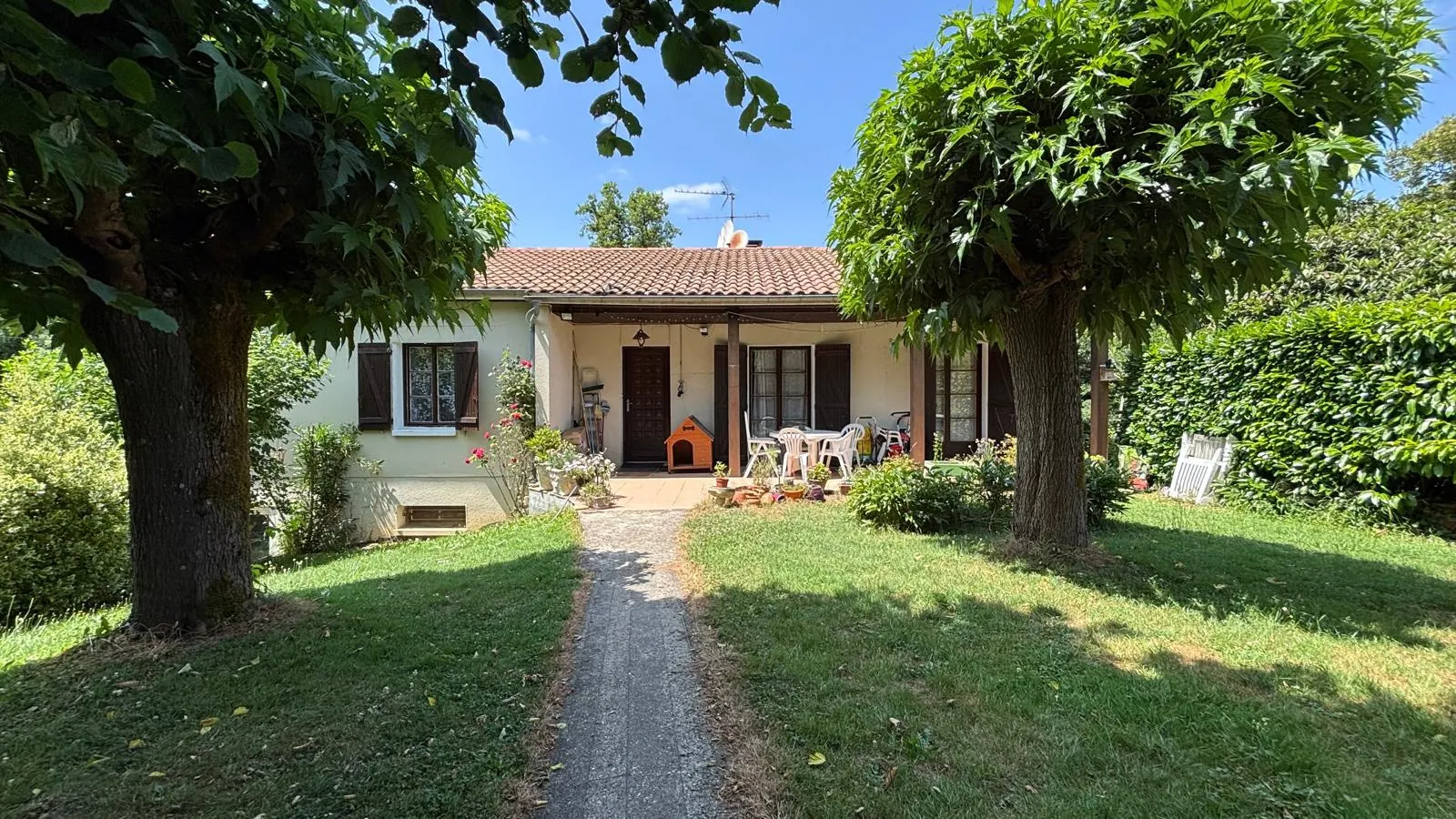 Maison traditionnelle de 112 m² avec hangar de 170 m² et grand terrain à Bajamont 