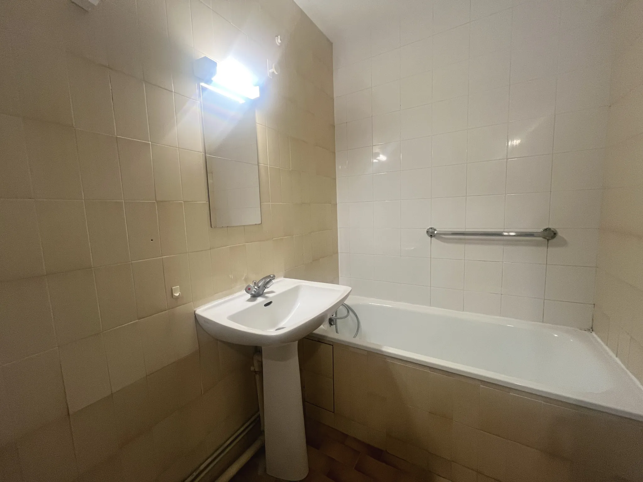 Appartement T2 avec balcon à Carry-le-Rouet, résidence sécurisée, proche du centre-ville 