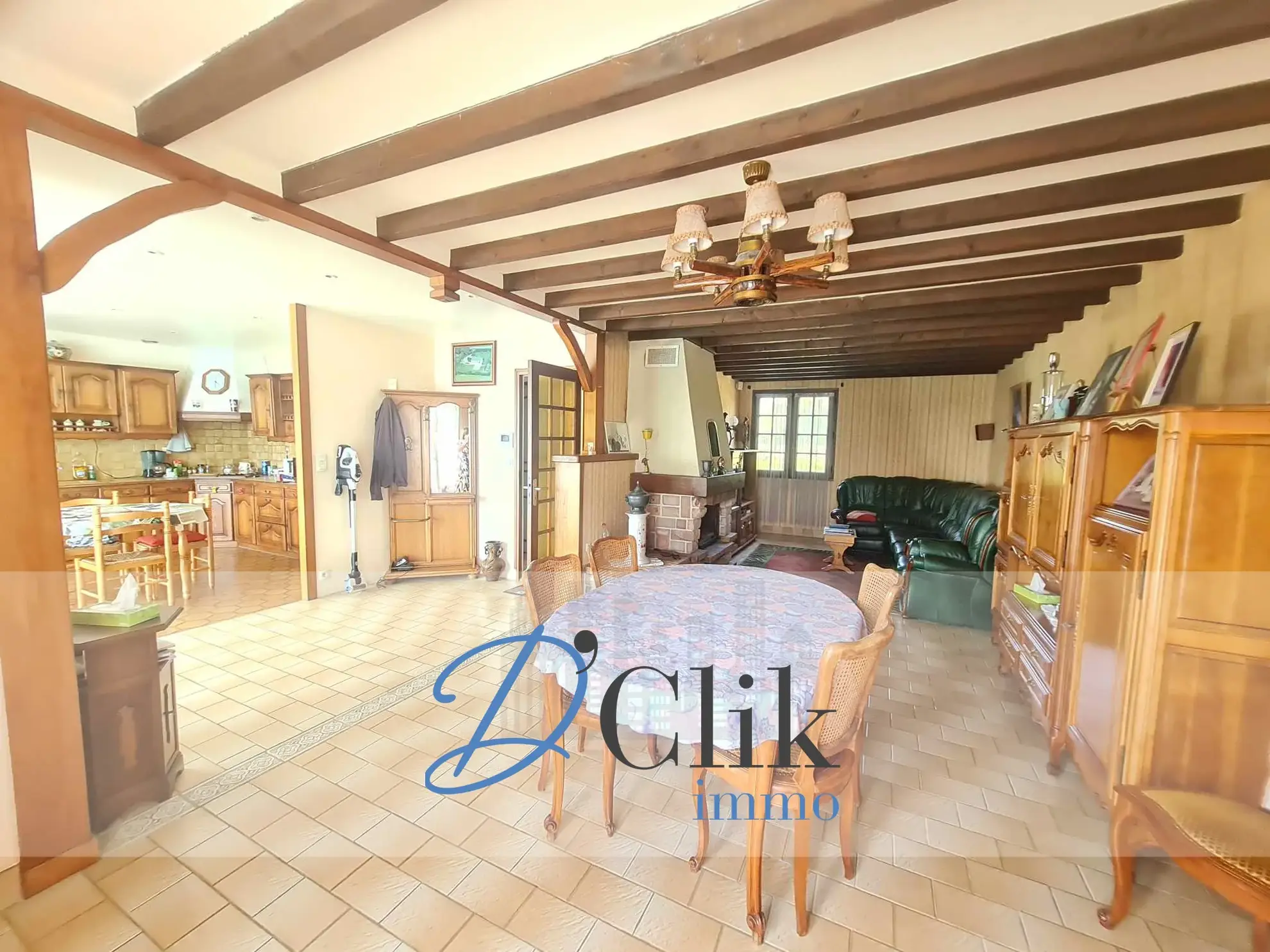 Maison individuelle avec piscine et dépendance à Soulgé-sur-Ouette (112 m², 2580 m² de terrain) 