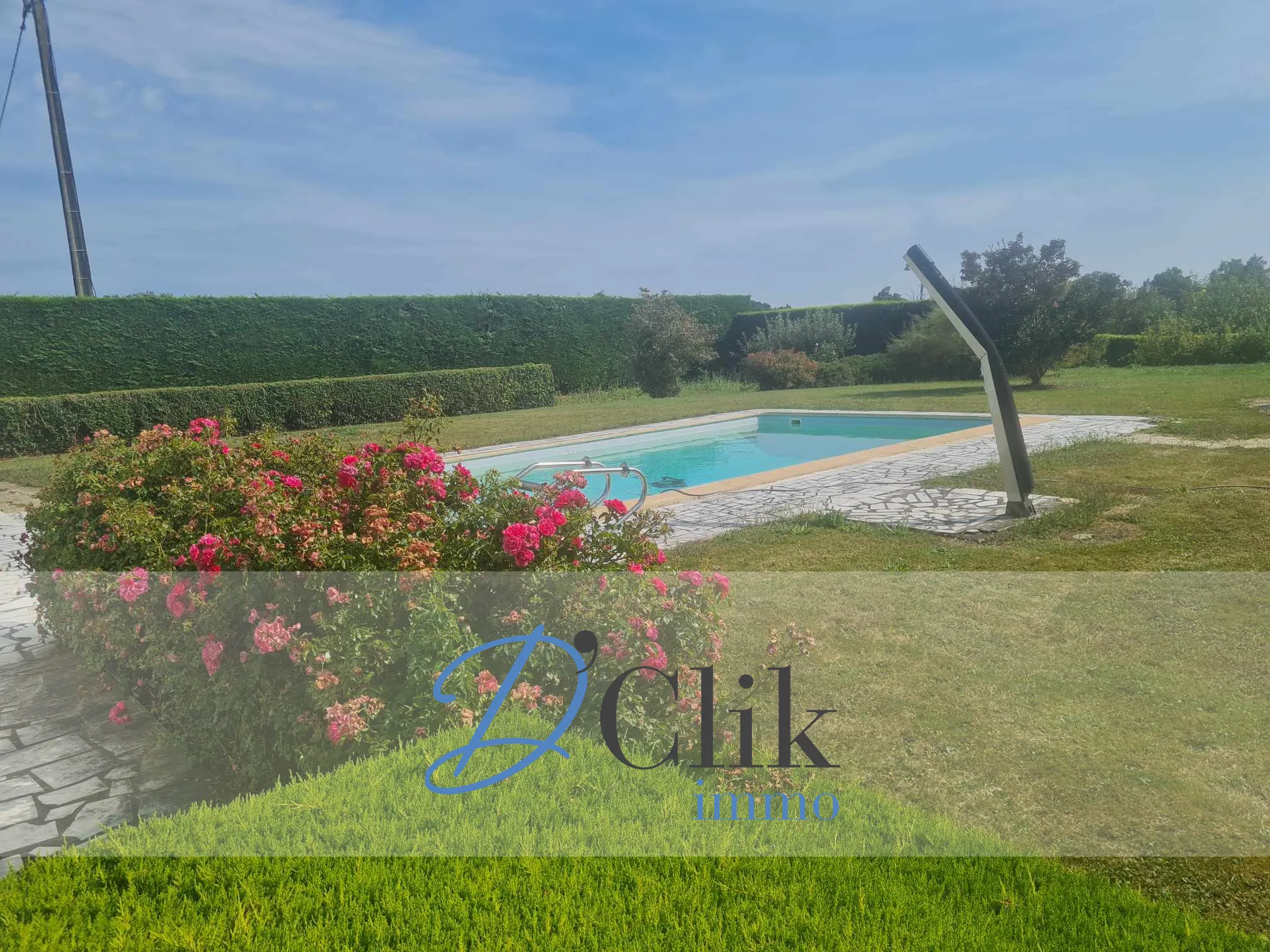 Maison individuelle avec piscine et dépendance à Soulgé-sur-Ouette (112 m², 2580 m² de terrain) 