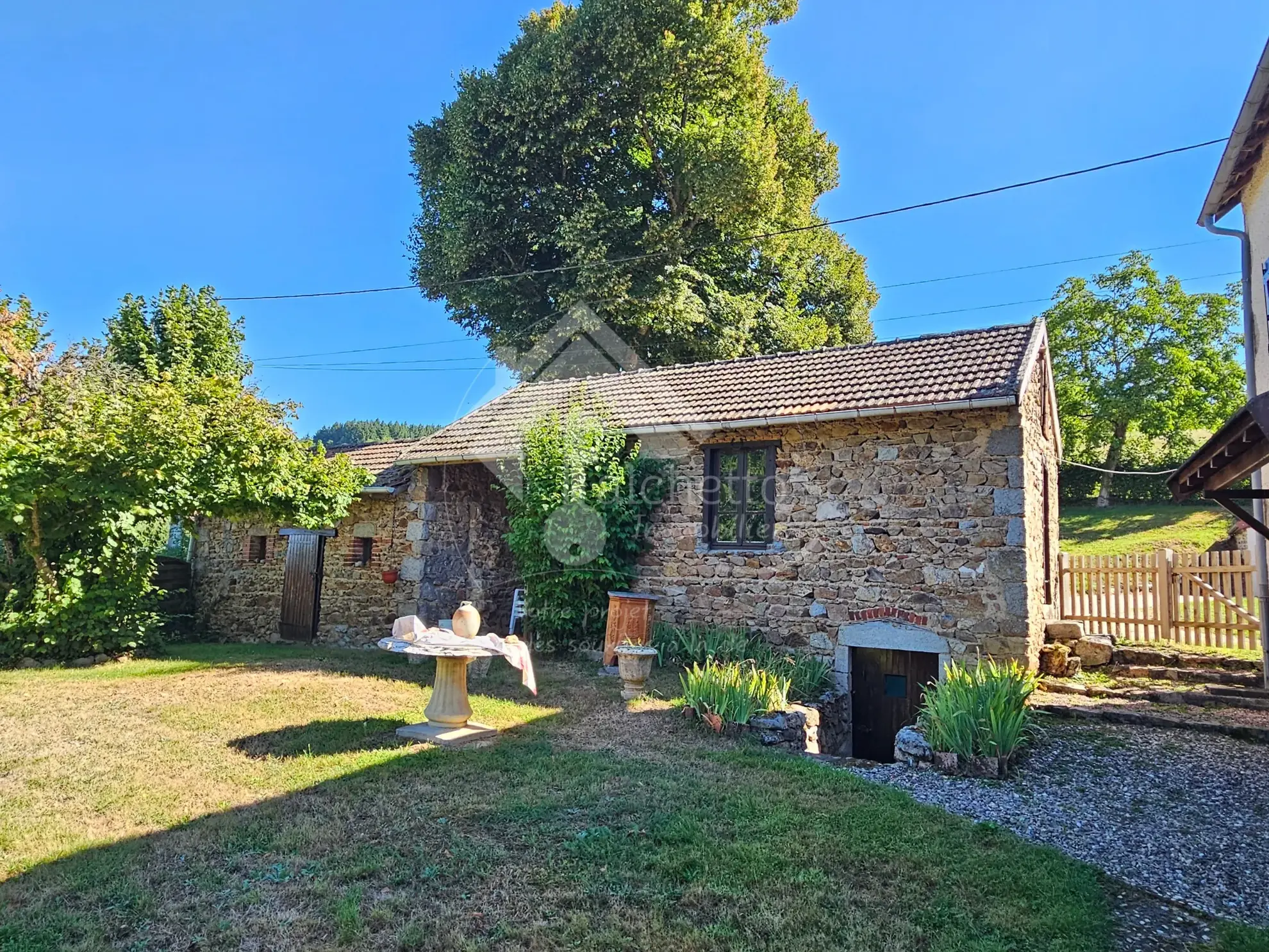 Maison en pierre à Saint-Clément - Charme et authenticité dans la Montagne Bourbonnaise 