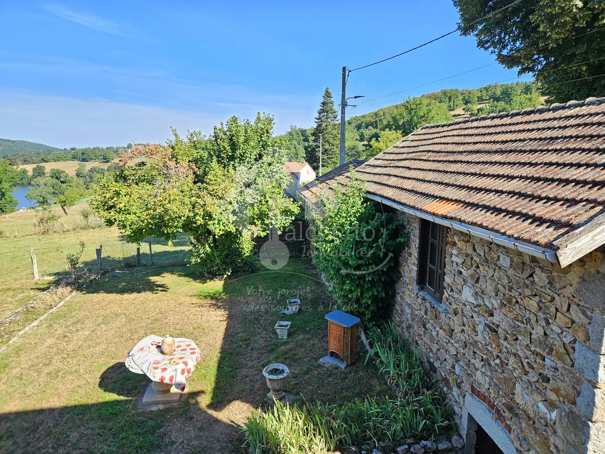 Maison en pierre à Saint-Clément - Charme et authenticité dans la Montagne Bourbonnaise 