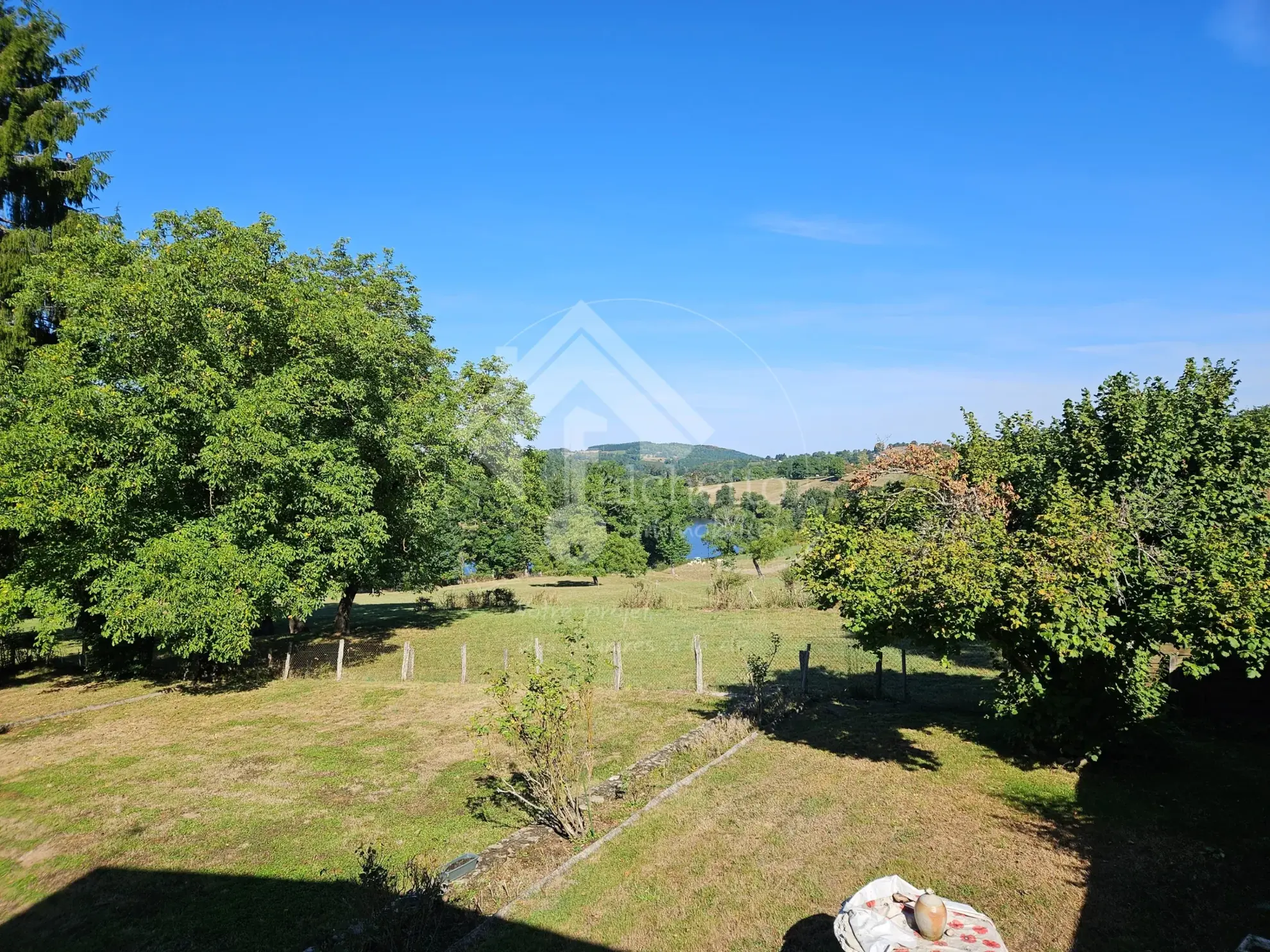 Maison en pierre à Saint-Clément - Charme et authenticité dans la Montagne Bourbonnaise 