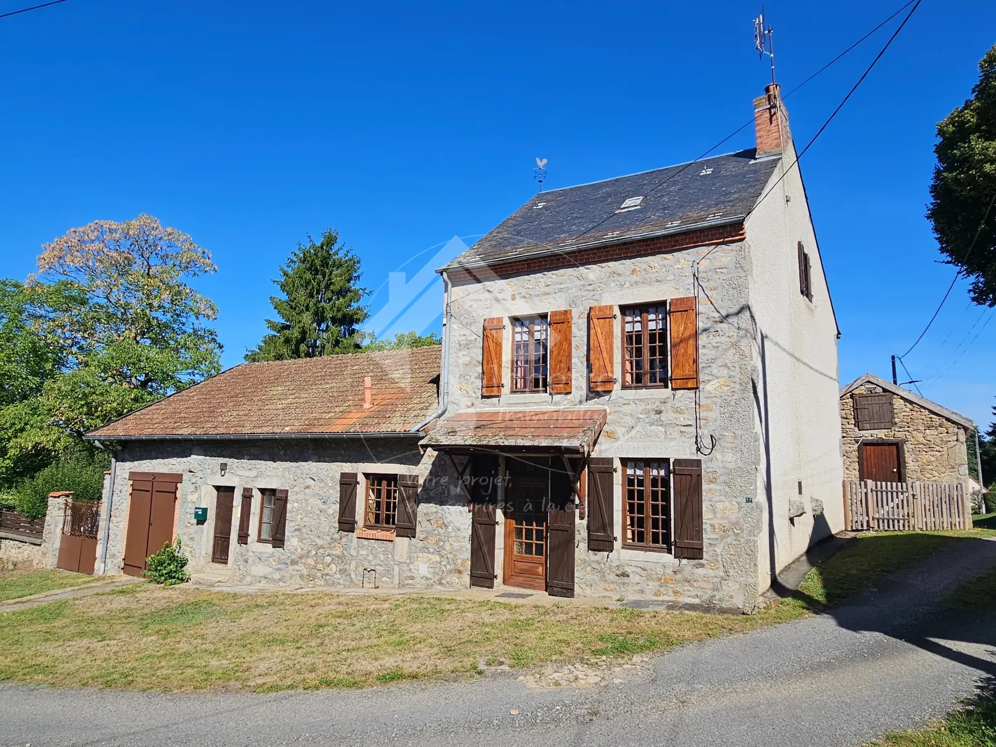 Maison en pierre à Saint-Clément - Charme et authenticité dans la Montagne Bourbonnaise