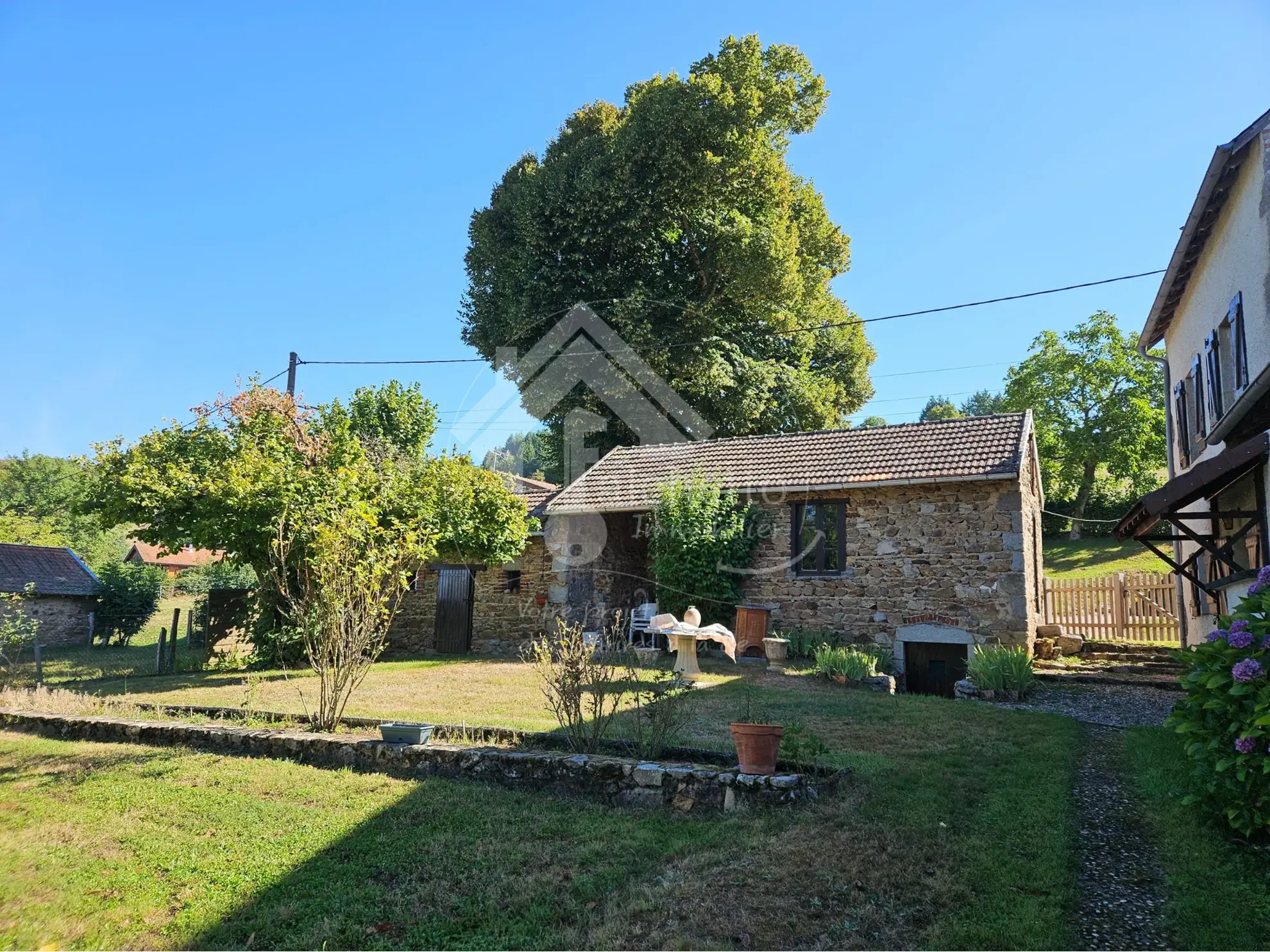 Maison en pierre à Saint-Clément - Charme et authenticité dans la Montagne Bourbonnaise 