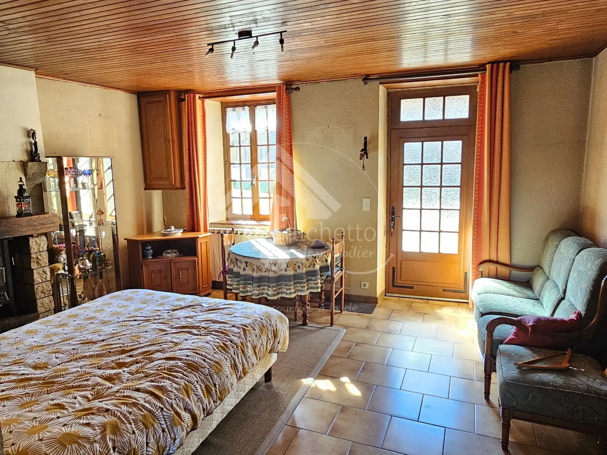 Maison en pierre à Saint-Clément - Charme et authenticité dans la Montagne Bourbonnaise 