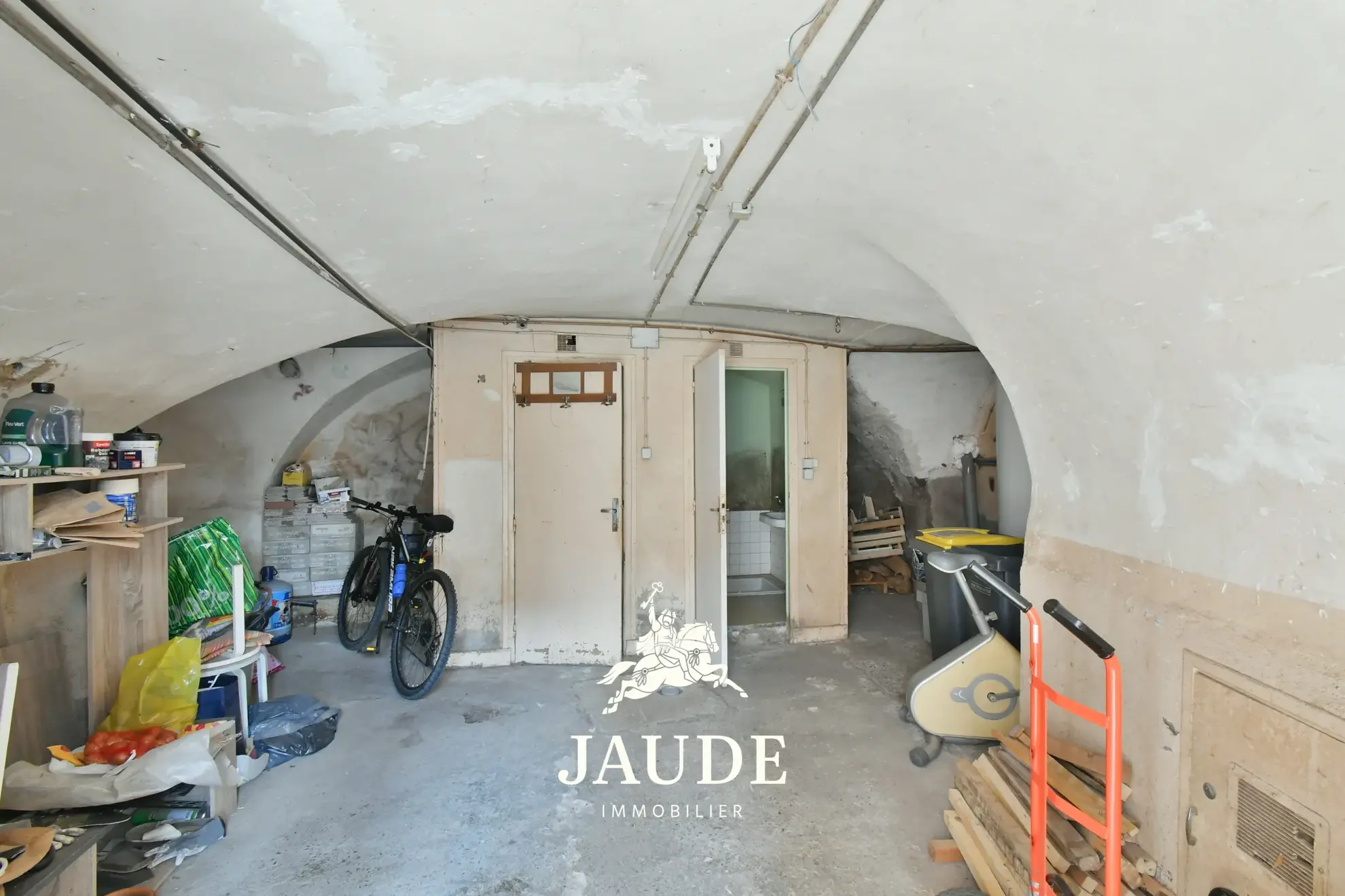 Maison de bourg à Ceyrat avec garage, cave et travaux de rénovation 