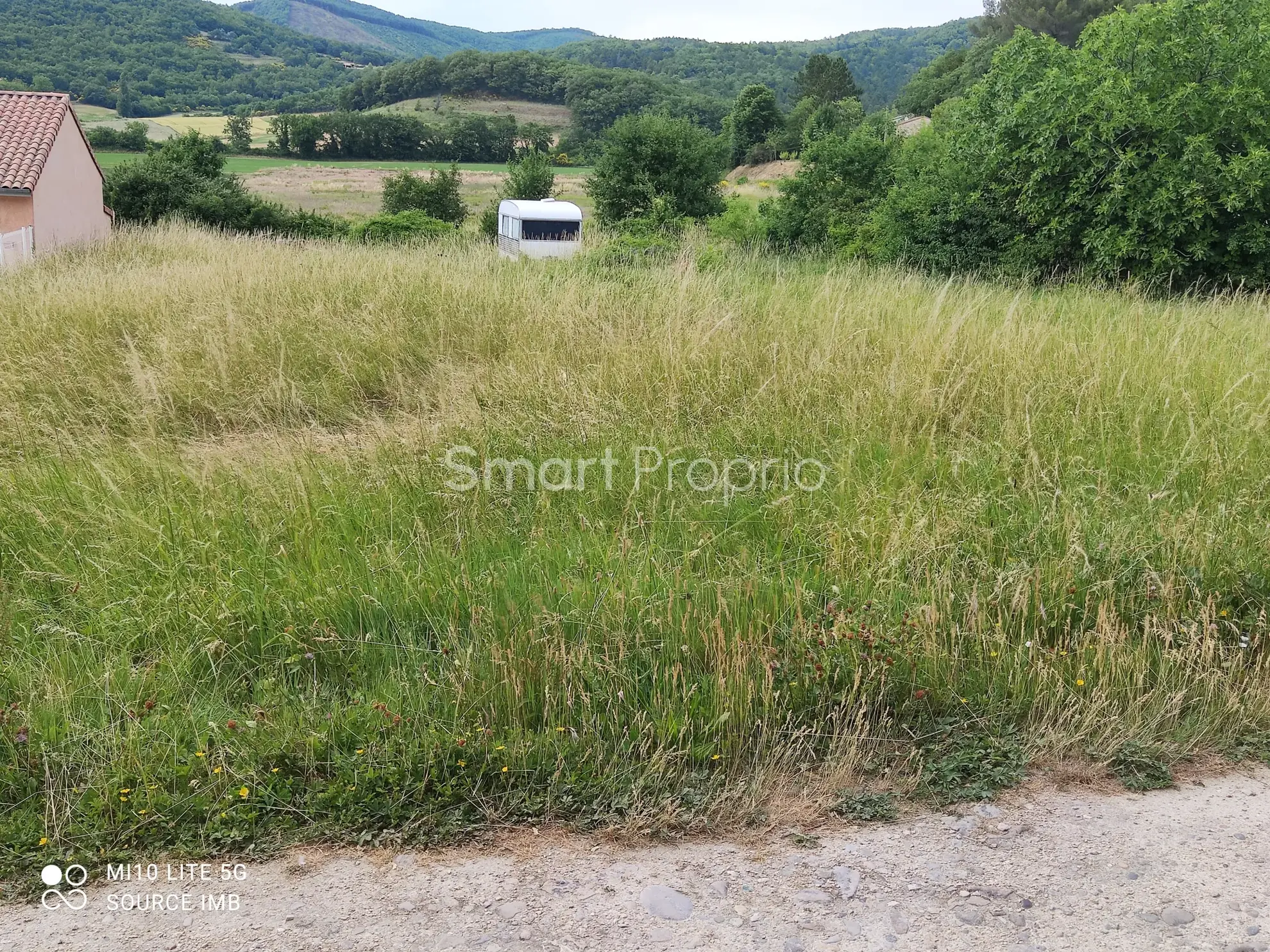 Terrain constructible de 1290 m² à Puy St Martin, environnement calme et dégagé