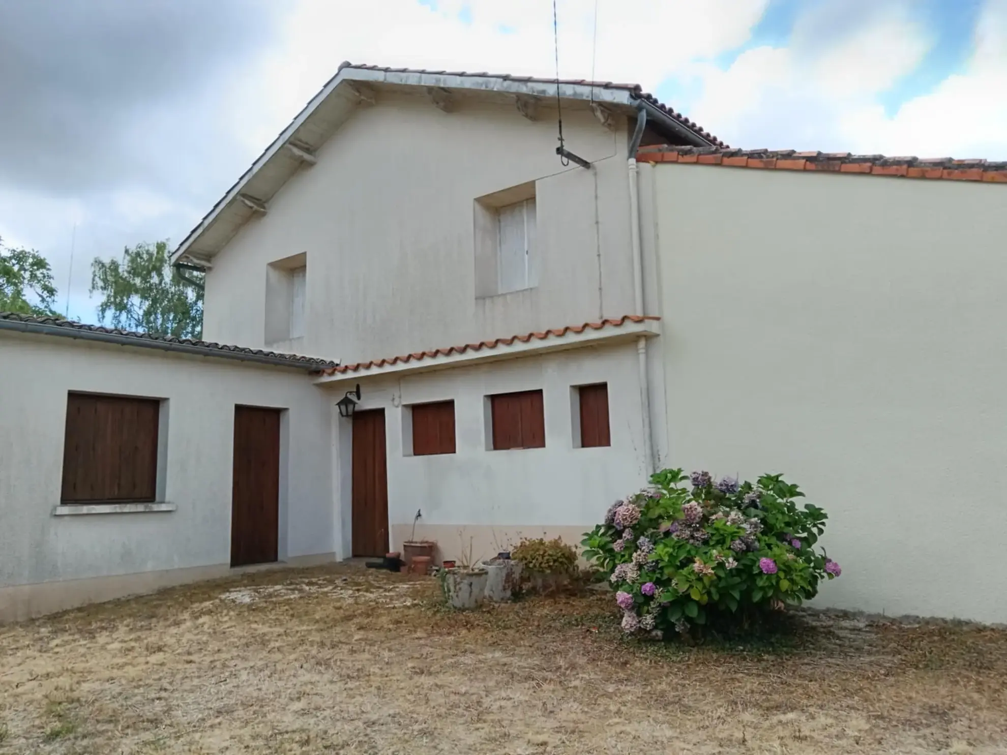 Maison à vendre à Valence-en-Poitou - 82 m², terrain clos, garage, 2 chambres