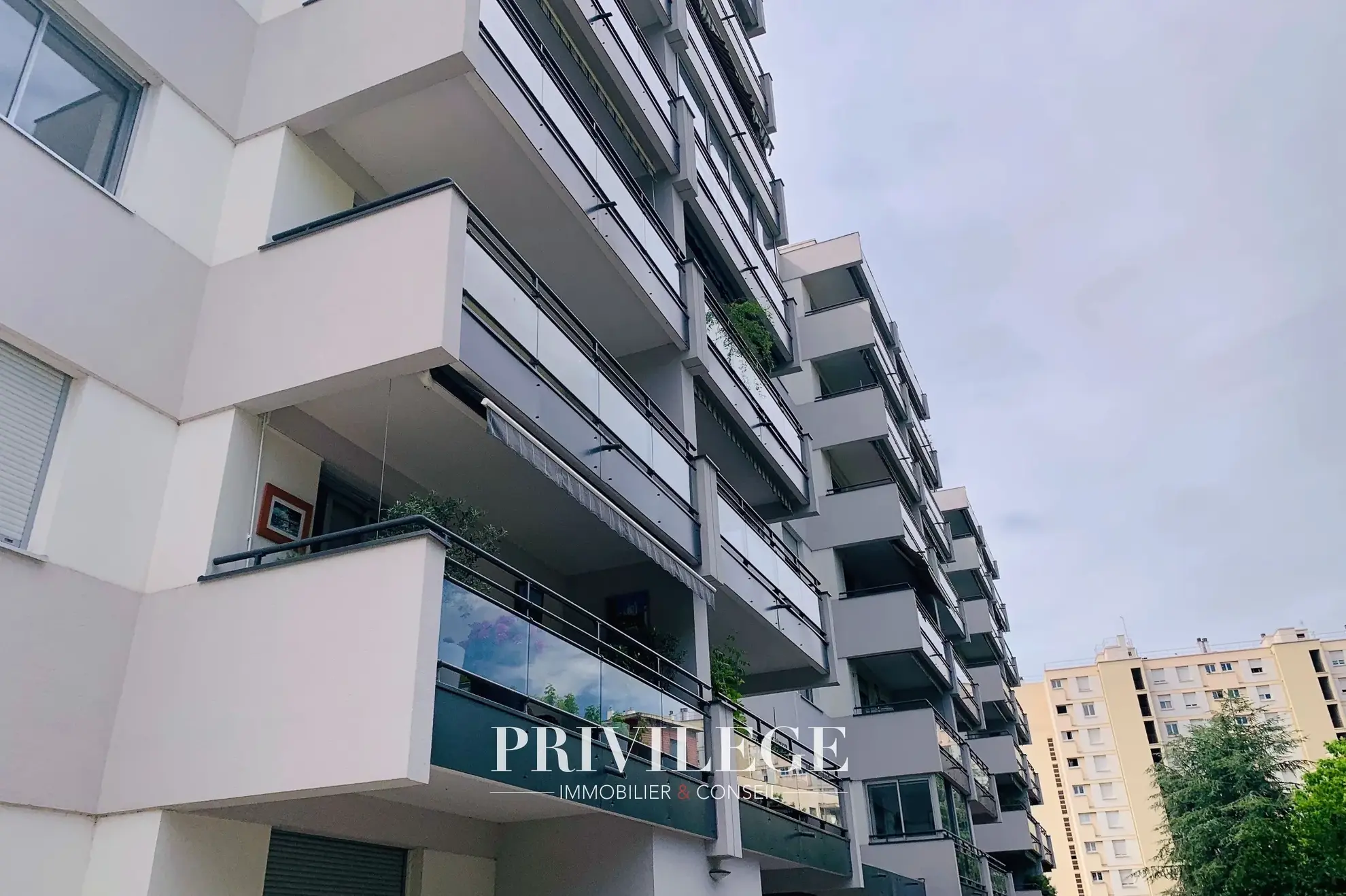 Appartement traversant de 72,32 m² à Caluire et Cuire — Résidence sécurisée avec parking et cave 