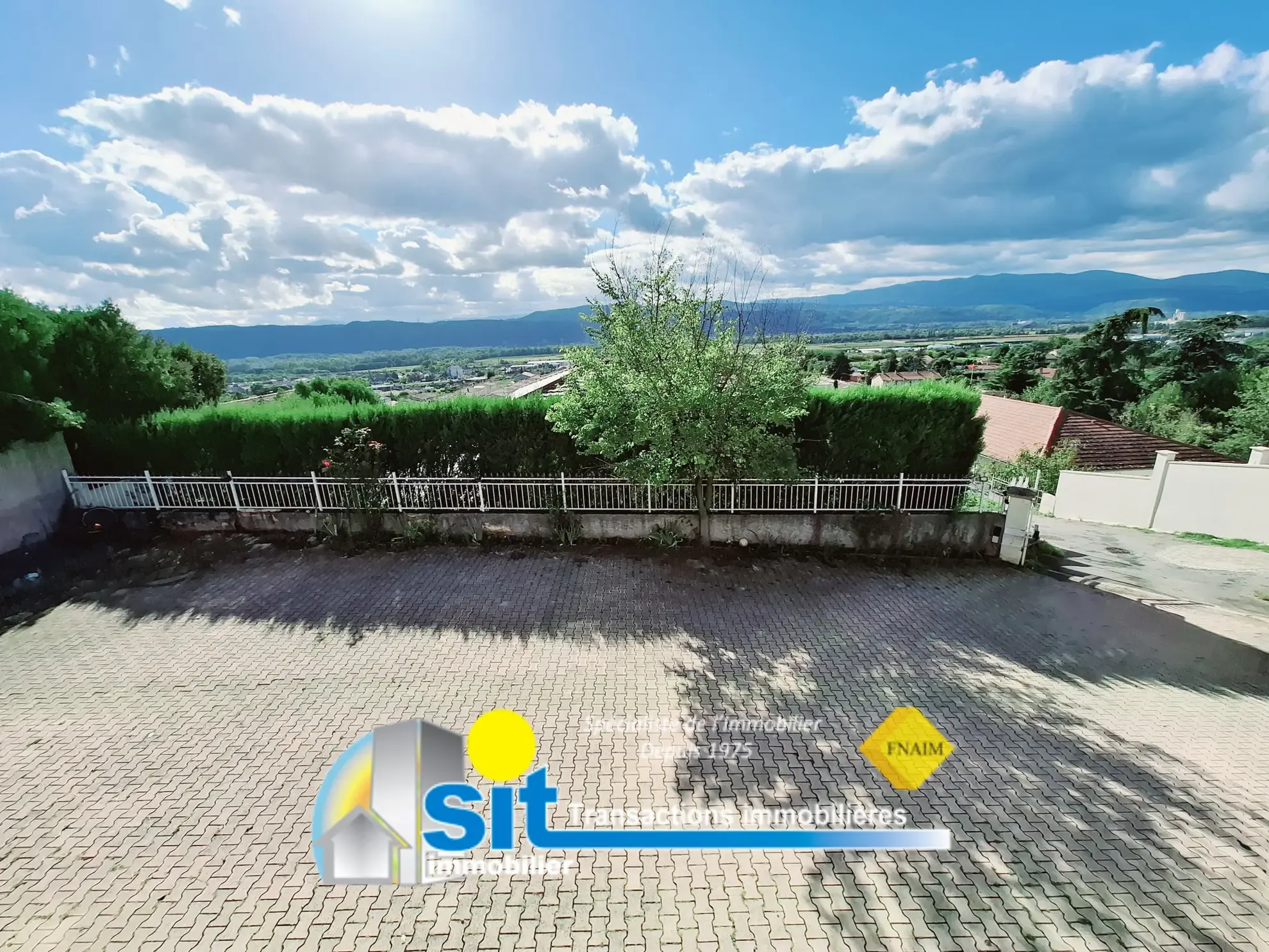 Belle maison familiale de 136 m² à Chanas avec garage et vue sur le Pilat 