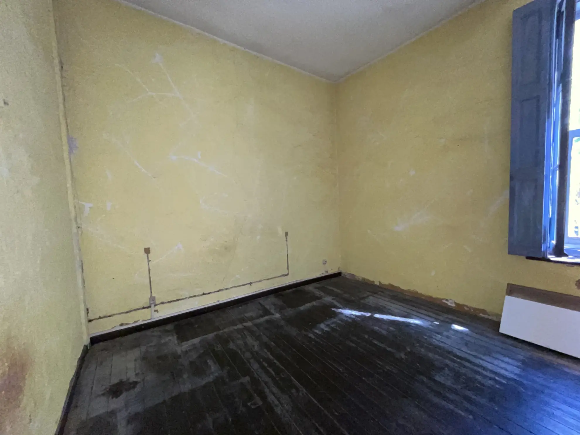 Maison de ville à rénover avec 2 chambres au centre de Lezignan-Corbieres 