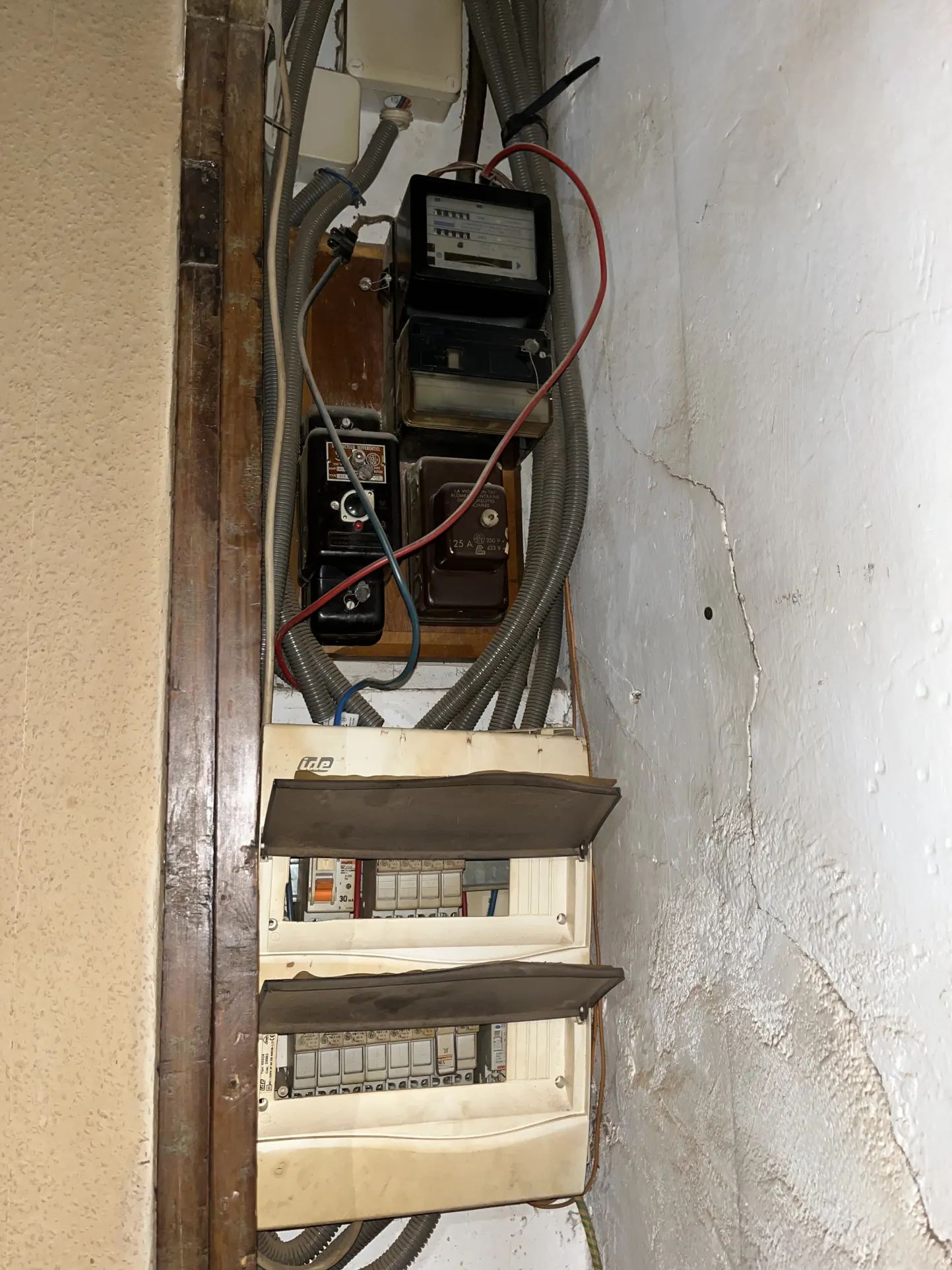 Maison de ville à rénover avec 2 chambres au centre de Lezignan-Corbieres 