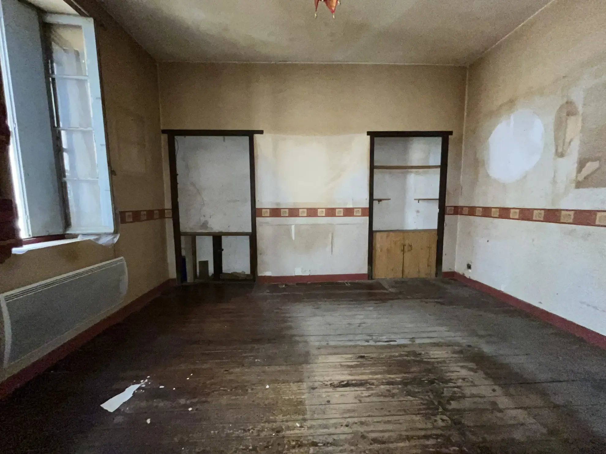 Maison de ville à rénover avec 2 chambres au centre de Lezignan-Corbieres 