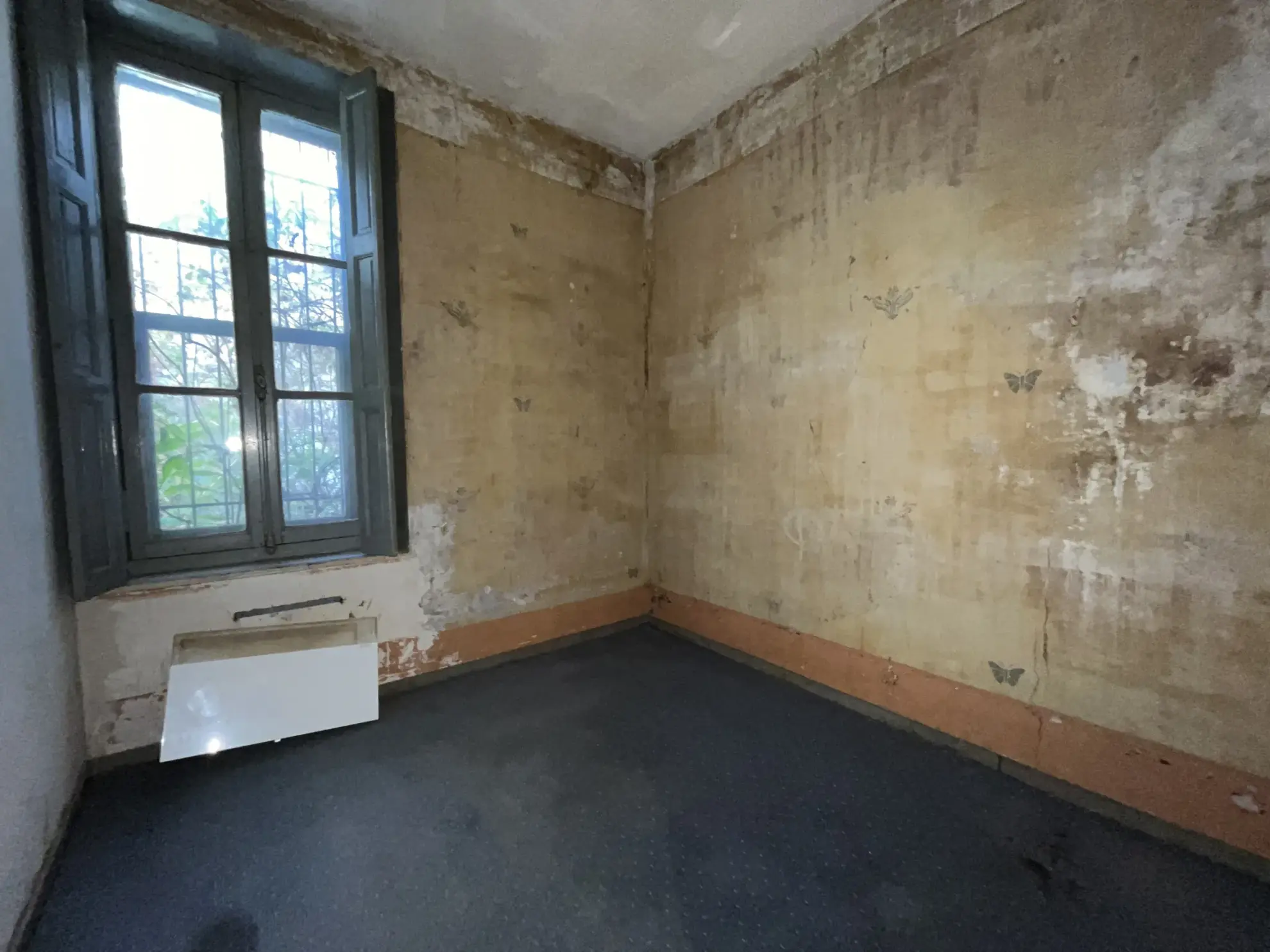 Maison de ville à rénover avec 2 chambres au centre de Lezignan-Corbieres 