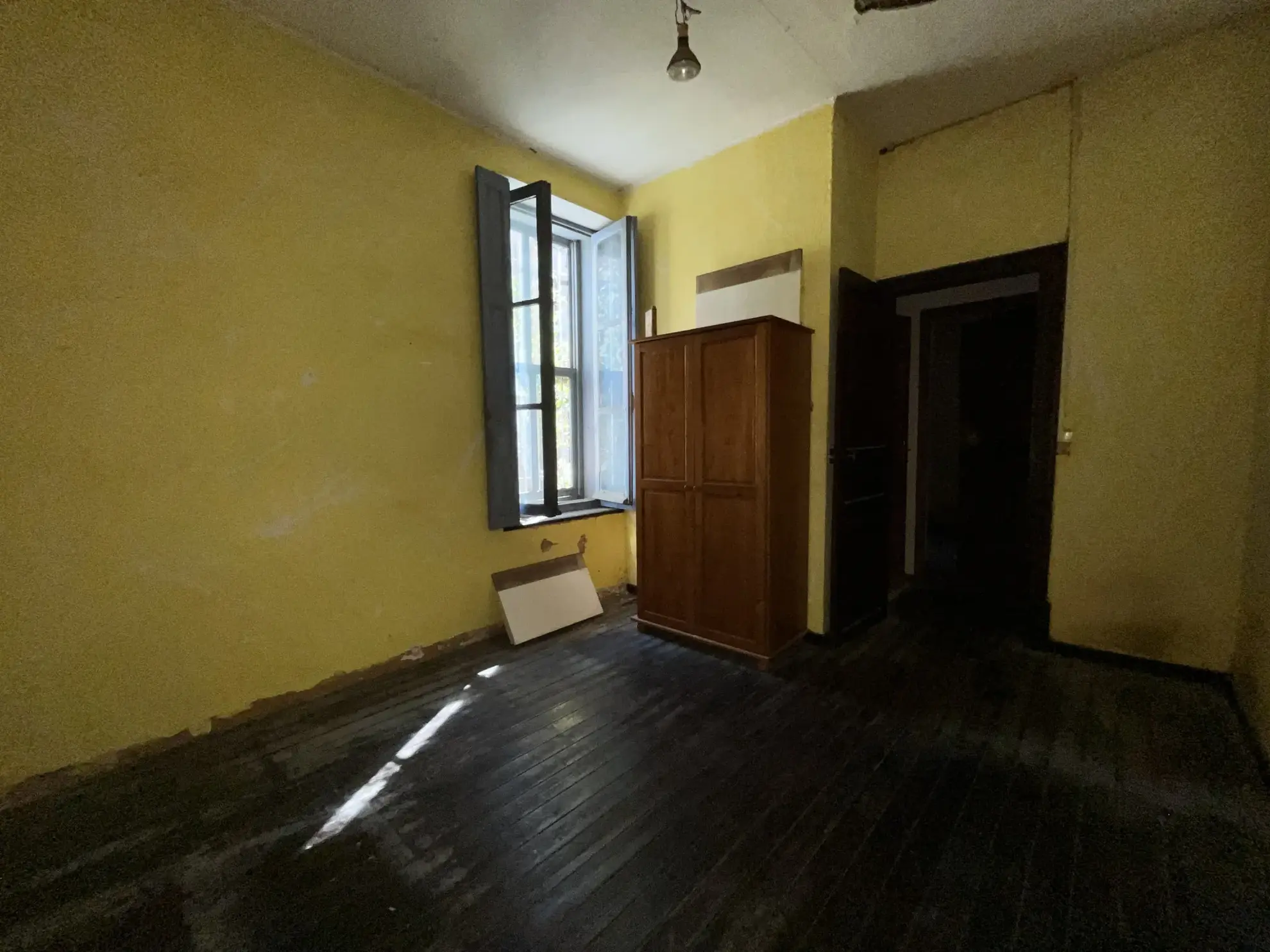 Maison de ville à rénover avec 2 chambres au centre de Lezignan-Corbieres 