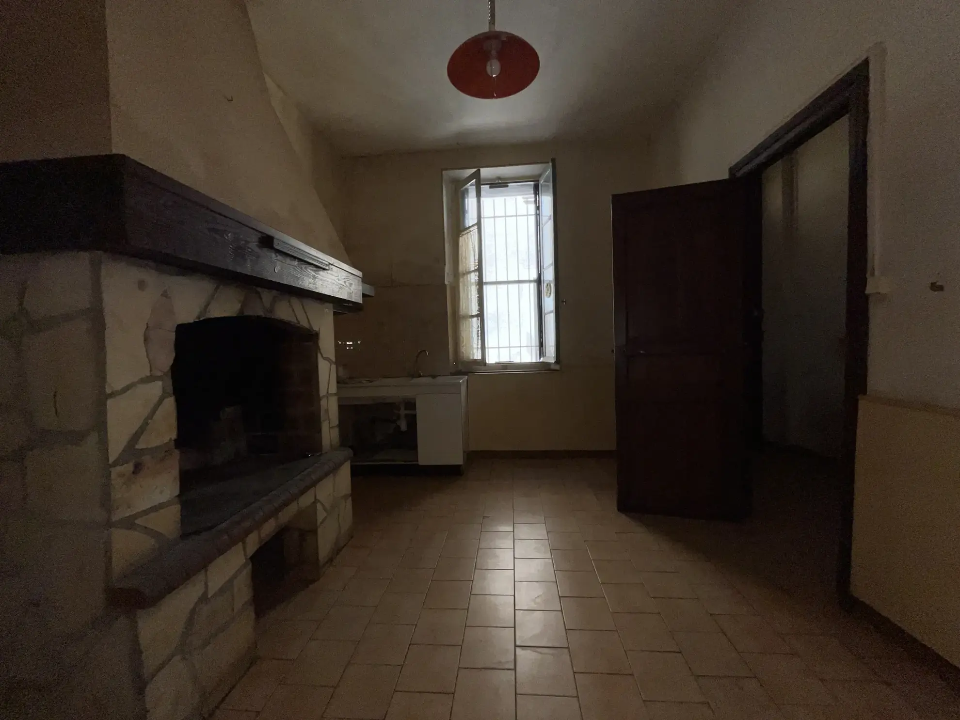 Maison de ville à rénover avec 2 chambres au centre de Lezignan-Corbieres 