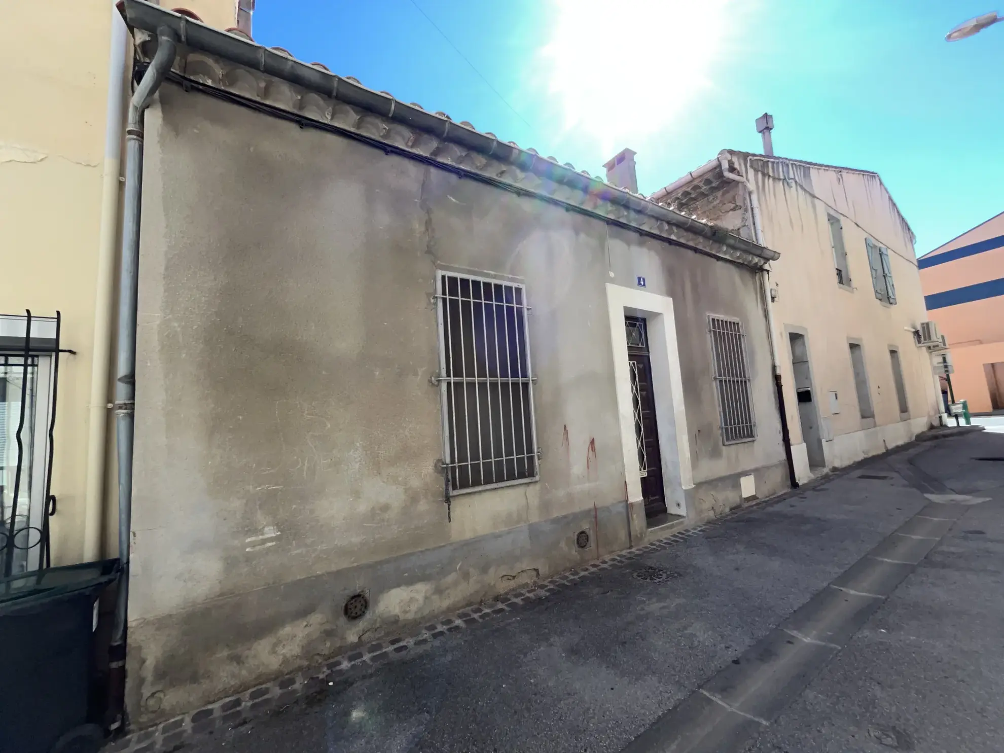 Maison de ville à rénover avec 2 chambres au centre de Lezignan-Corbieres 