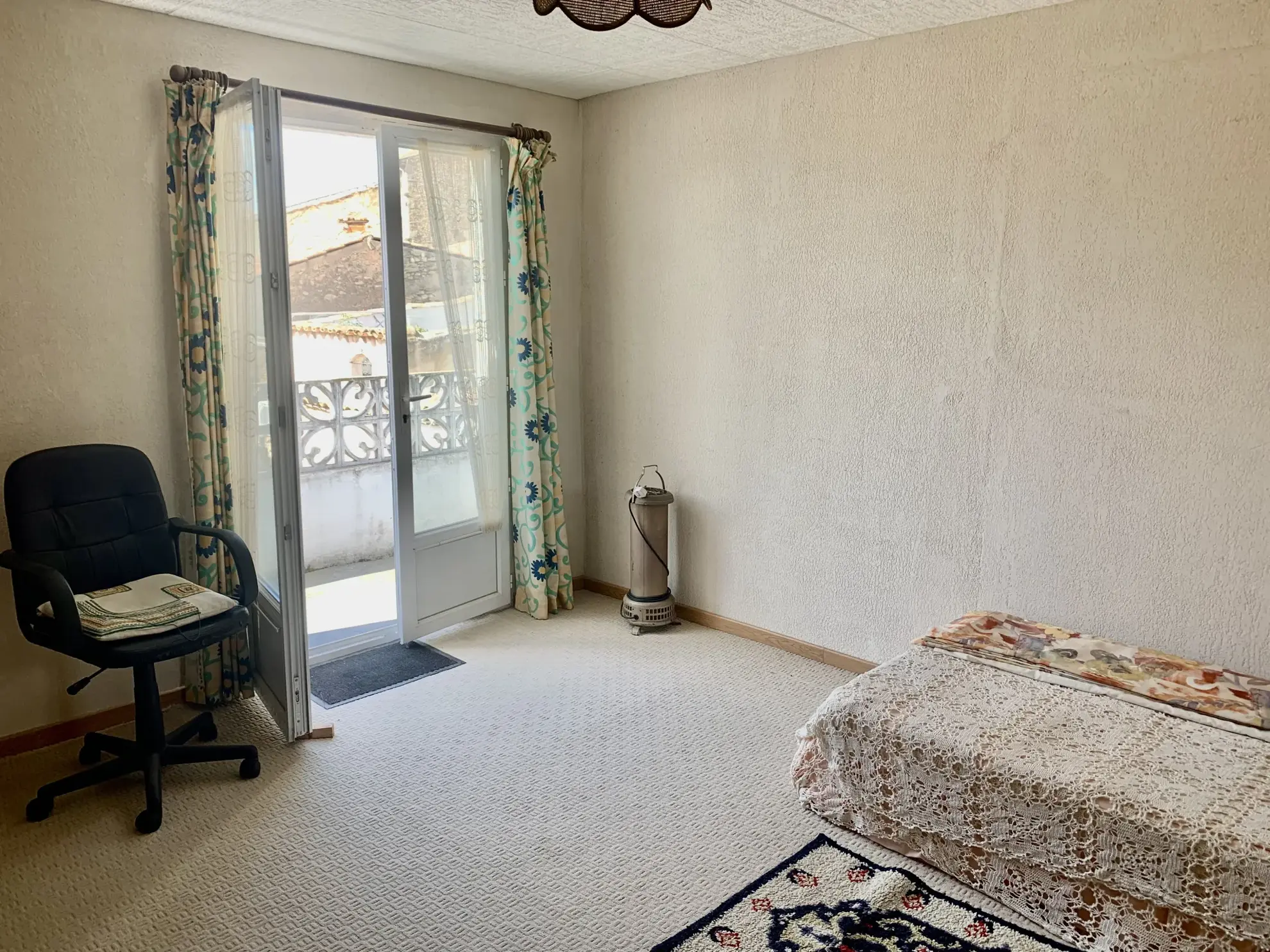 Maison lumineuse avec cour, terrasses et garage à Saint-Marcel-sur-Aude 