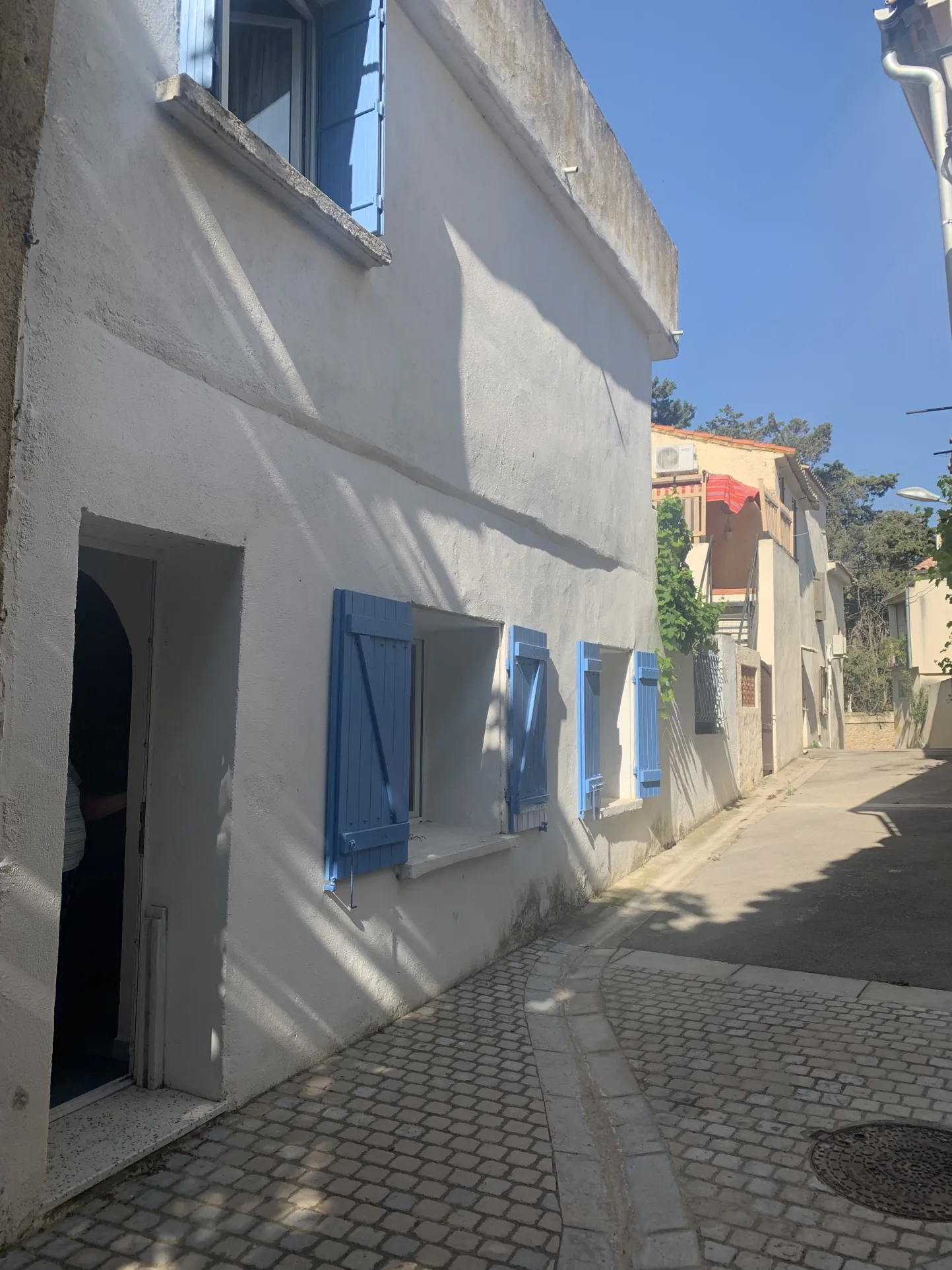 Maison lumineuse avec cour, terrasses et garage à Saint-Marcel-sur-Aude 