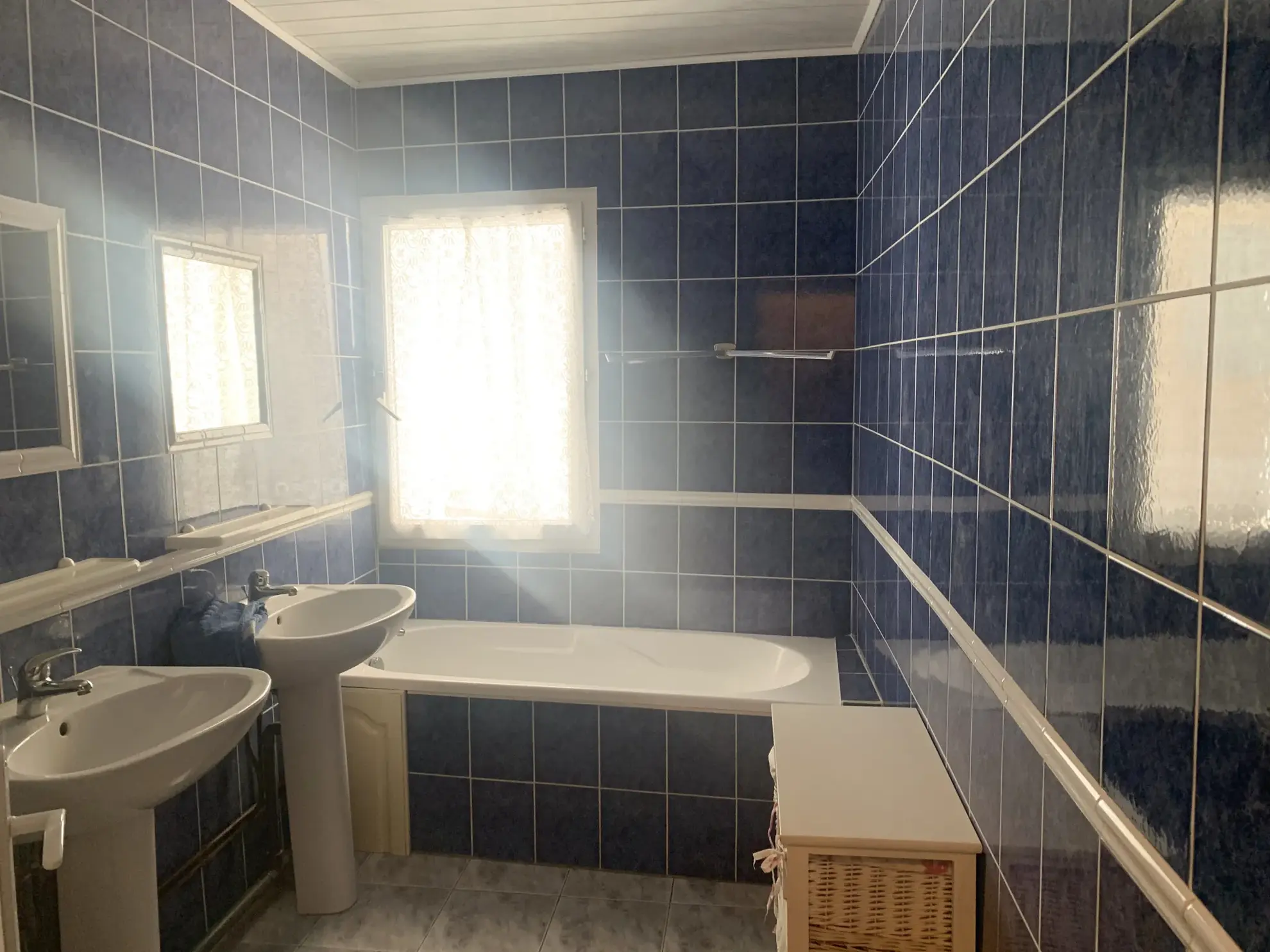 Maison lumineuse avec cour, terrasses et garage à Saint-Marcel-sur-Aude 