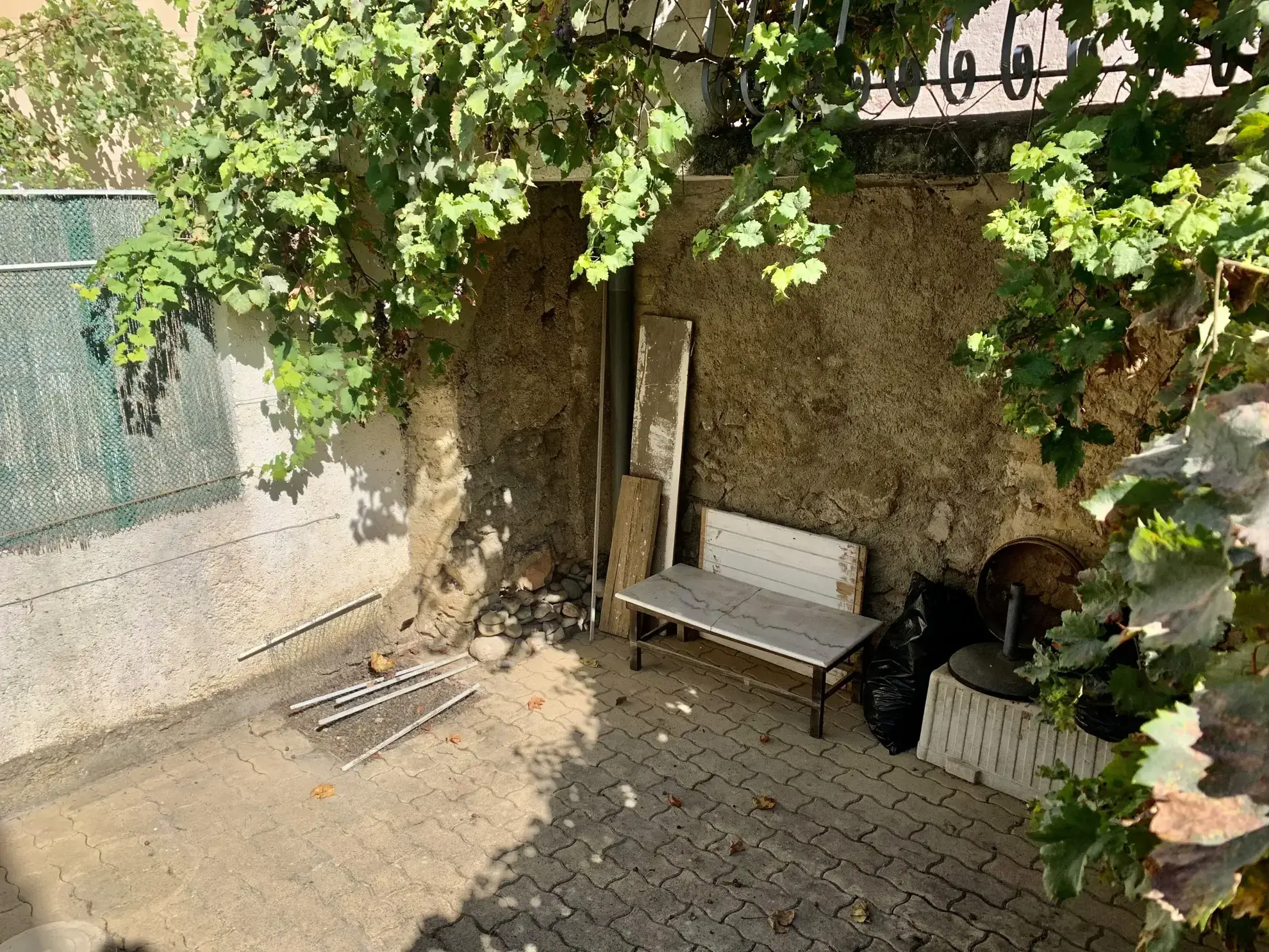 Maison lumineuse avec cour, terrasses et garage à Saint-Marcel-sur-Aude 