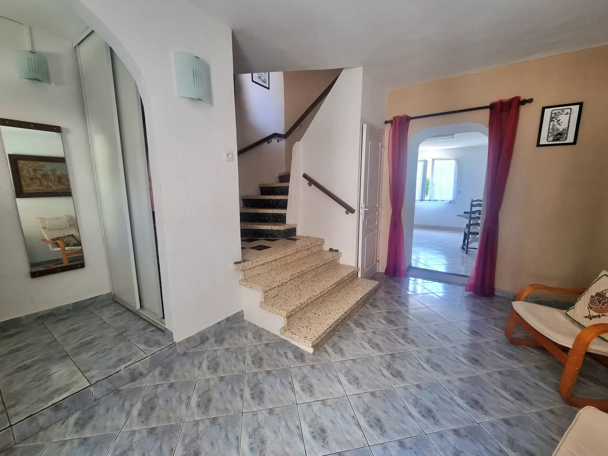 Maison lumineuse avec cour, terrasses et garage à Saint-Marcel-sur-Aude 