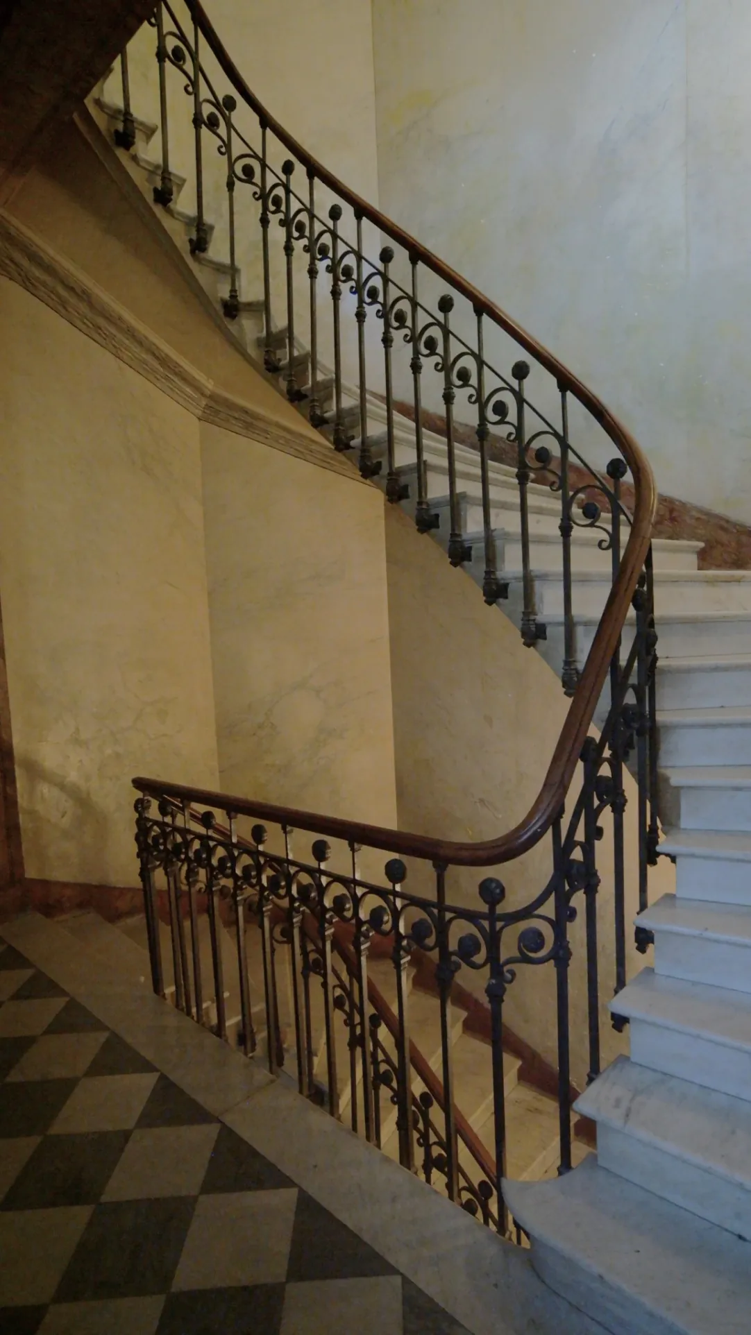 Appartement haussmannien de 115 m² à Narbonne avec balcon et terrasse 