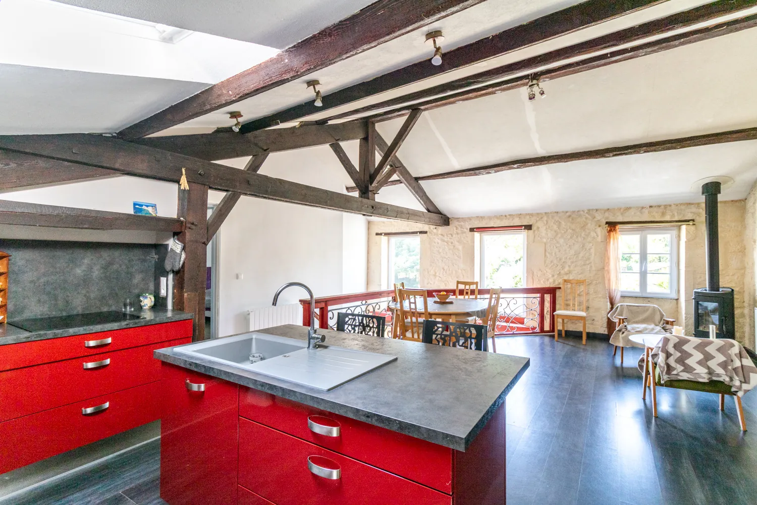 Maison spacieuse avec 6 chambres, piscine et vaste terrain à Chaniers