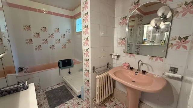 Maison ancienne pleine de charme à Saint-Maximin avec grand potentiel à rénover 