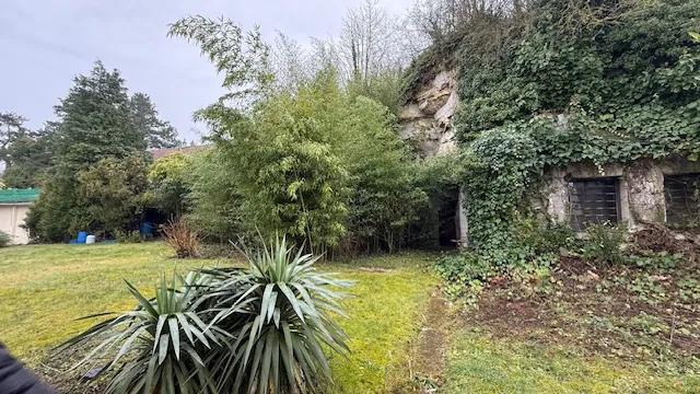 Maison ancienne pleine de charme à Saint-Maximin avec grand potentiel à rénover 