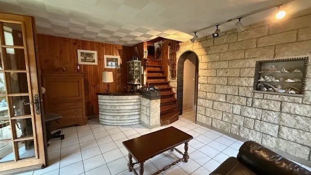 Maison ancienne pleine de charme à Saint-Maximin avec grand potentiel à rénover 