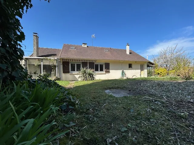 Maison ancienne pleine de charme à Saint-Maximin avec grand potentiel à rénover 