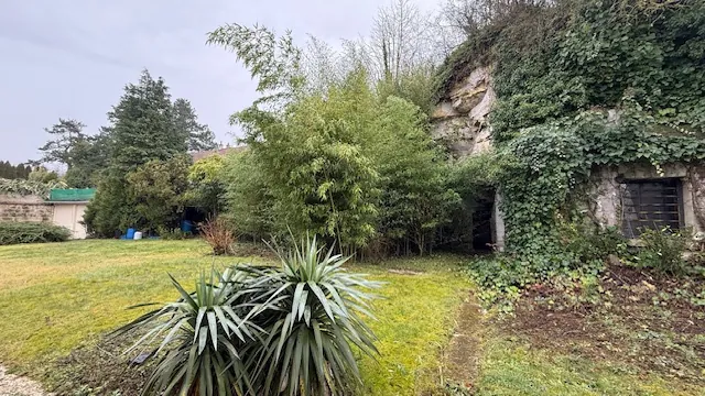 Maison ancienne pleine de charme à Saint-Maximin avec grand potentiel à rénover 