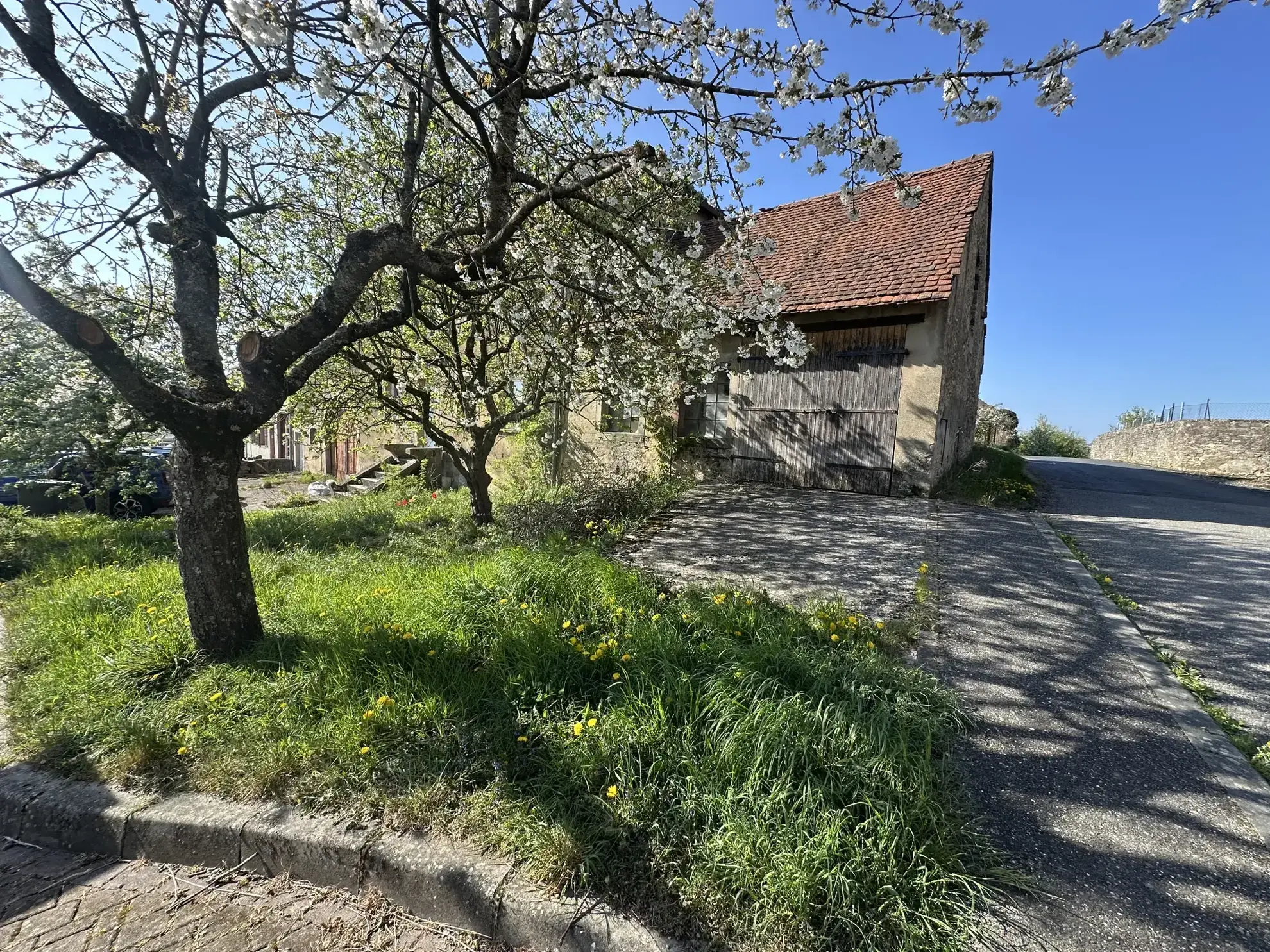 Maison de village à Wolfskirchen de 156 m² avec terrain et dépendances à rénover 