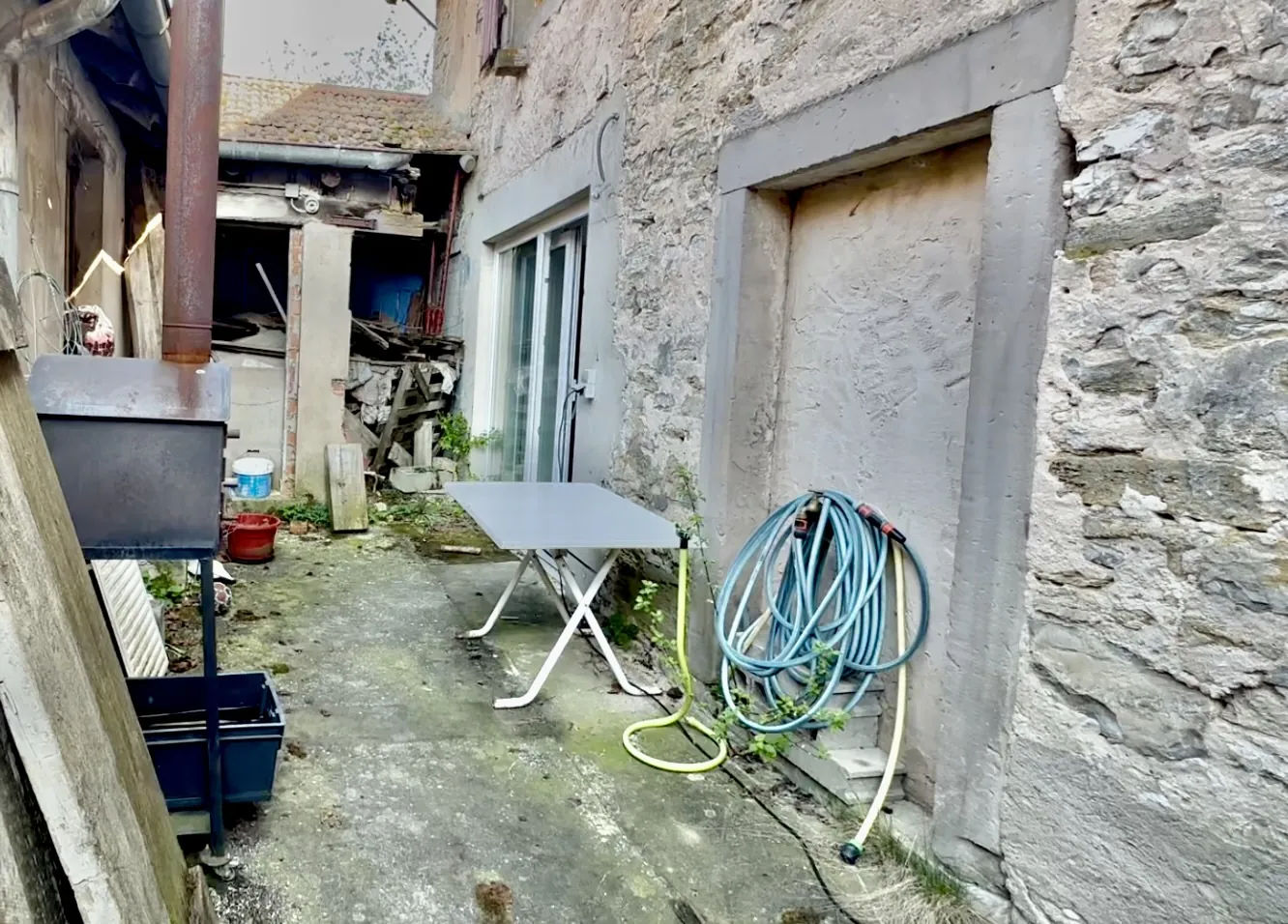 Maison de village à Wolfskirchen de 156 m² avec terrain et dépendances à rénover 