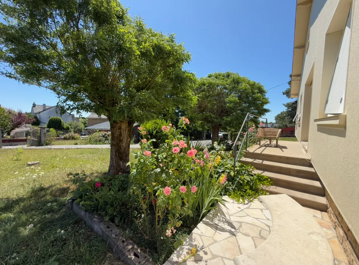 Maison à vendre à Lanuéjouls avec grand terrain, dépendances et potentiel de rénovation 