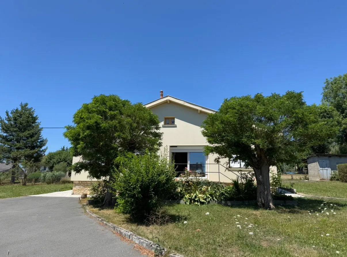 Maison à vendre à Lanuéjouls avec grand terrain, dépendances et potentiel de rénovation 