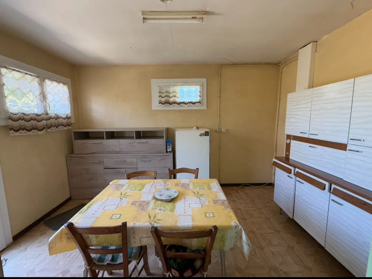 Maison à vendre à Lanuéjouls avec grand terrain, dépendances et potentiel de rénovation 