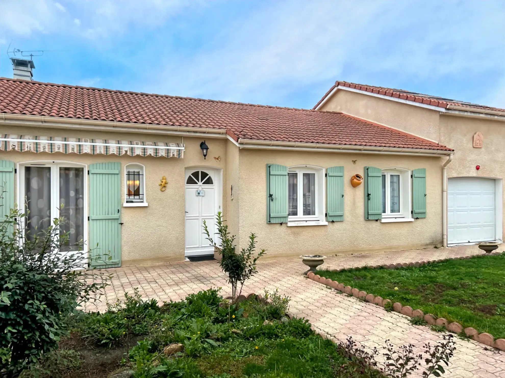 Joli pavillon à Chappes avec piscine, studio indépendant et garage