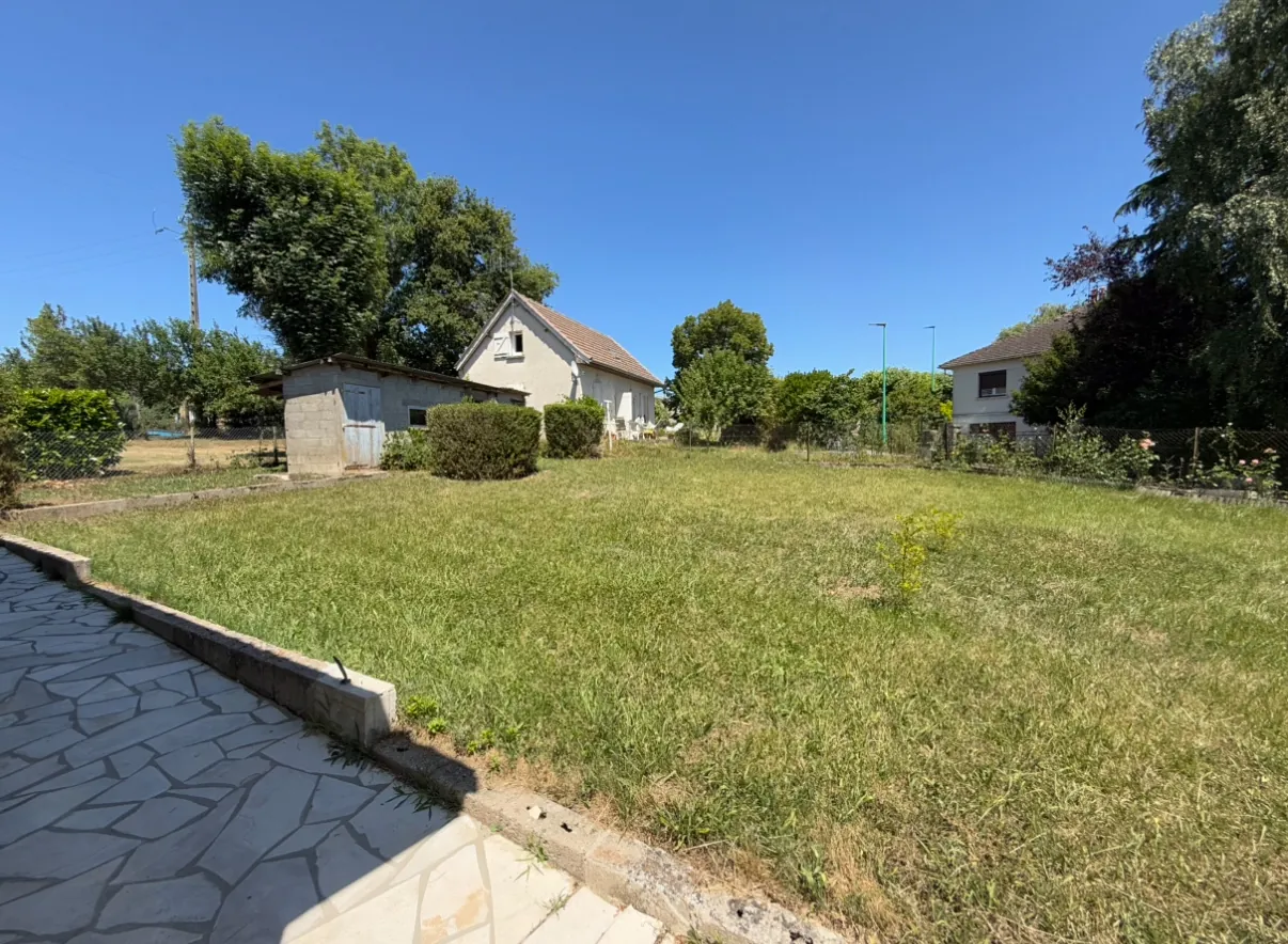 Maison à vendre à Lanuéjouls avec grand terrain, dépendances et potentiel de rénovation 