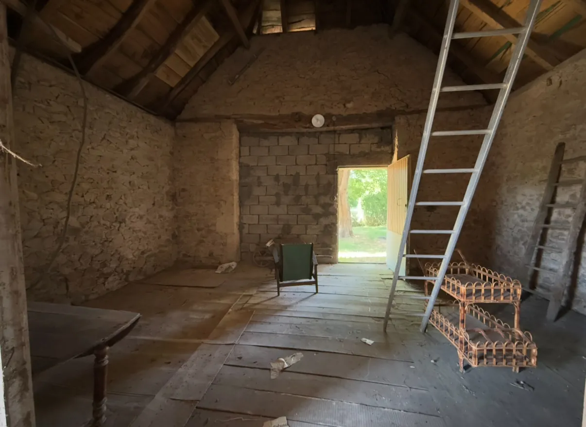 Maison à vendre à Lanuéjouls avec grand terrain, dépendances et potentiel de rénovation 